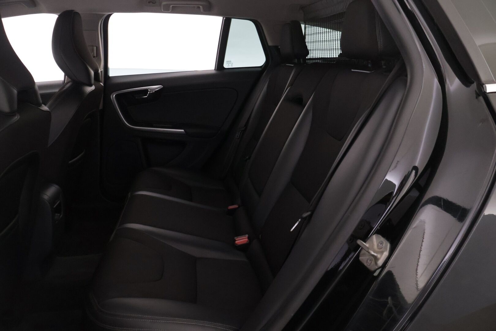 Volvo V60 2015 D4 AWD Momentum aut - | Webasto | Vetokoukku | Navi | Vakionopeudensäädin | 2x Renkaat ja vanteet | Jakopää tehty!