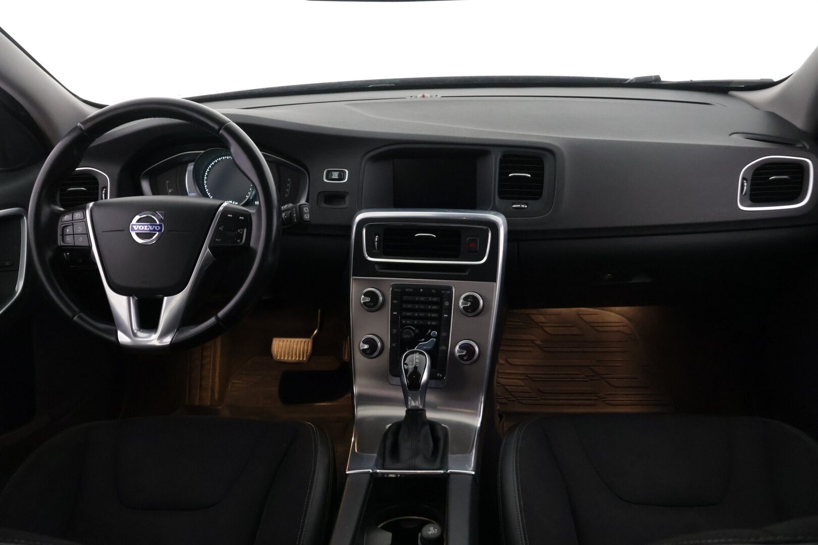 Volvo V60 2015 D4 AWD Momentum aut - | Webasto | Vetokoukku | Navi | Vakionopeudensäädin | 2x Renkaat ja vanteet | Jakopää tehty!