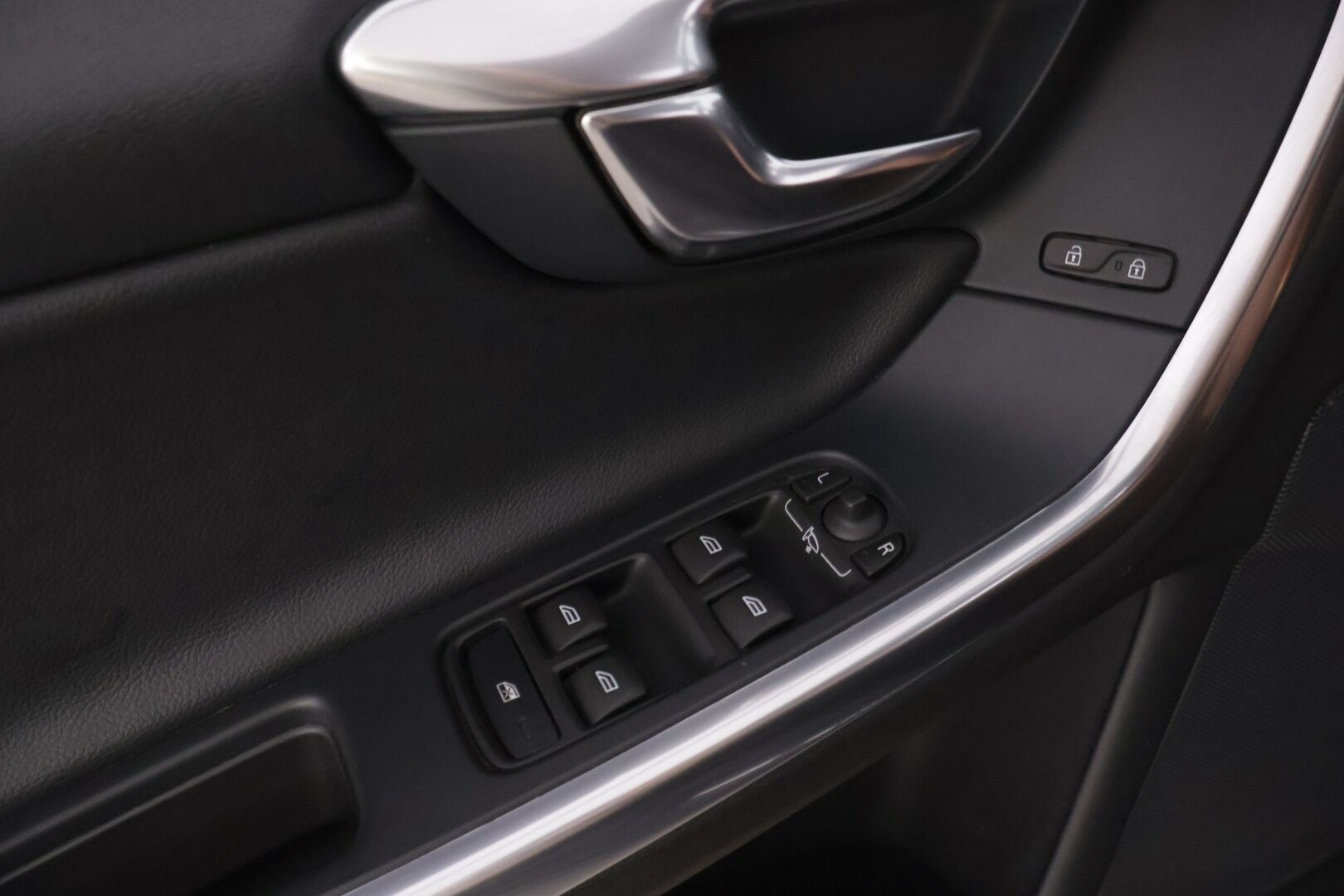 Volvo V60 2015 D4 AWD Momentum aut - | Webasto | Vetokoukku | Navi | Vakionopeudensäädin | 2x Renkaat ja vanteet | Jakopää tehty!