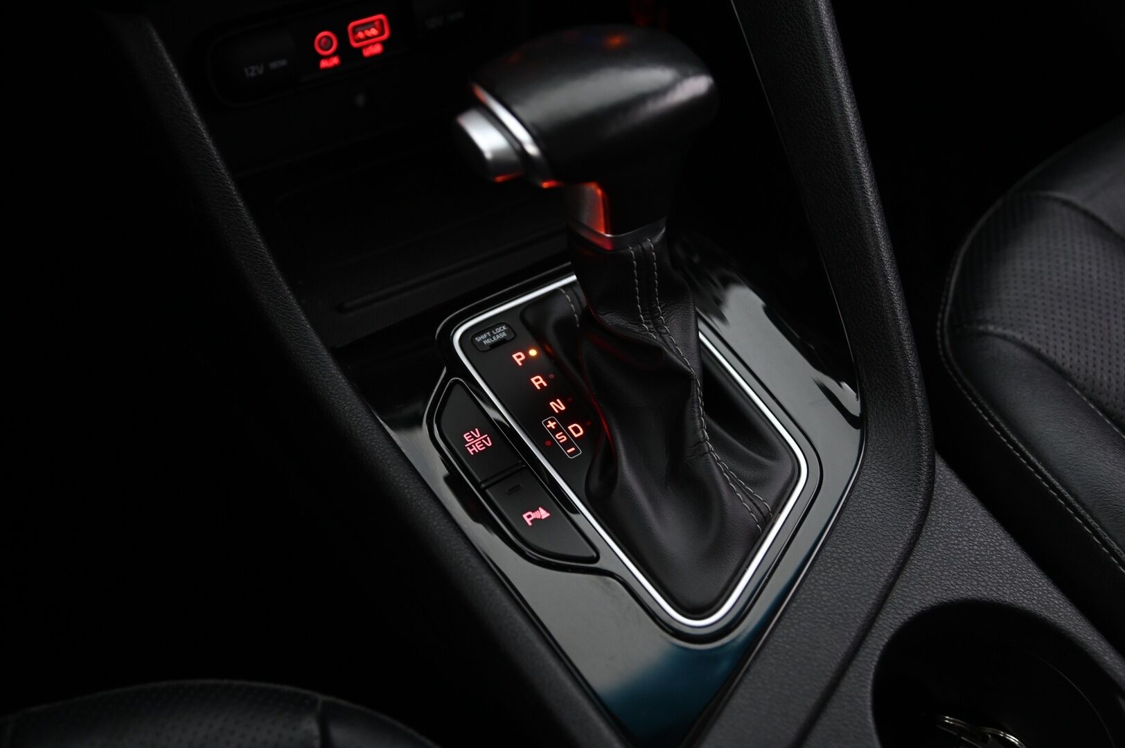 Kia Niro 2018 1,6 GDI Plug-In Hybrid DCT Advance Plus  *ACC / Nahat / Kamera / Koukku / Lohko* - 2x renkaat / Juuri Huollettu / Lämpöratti
