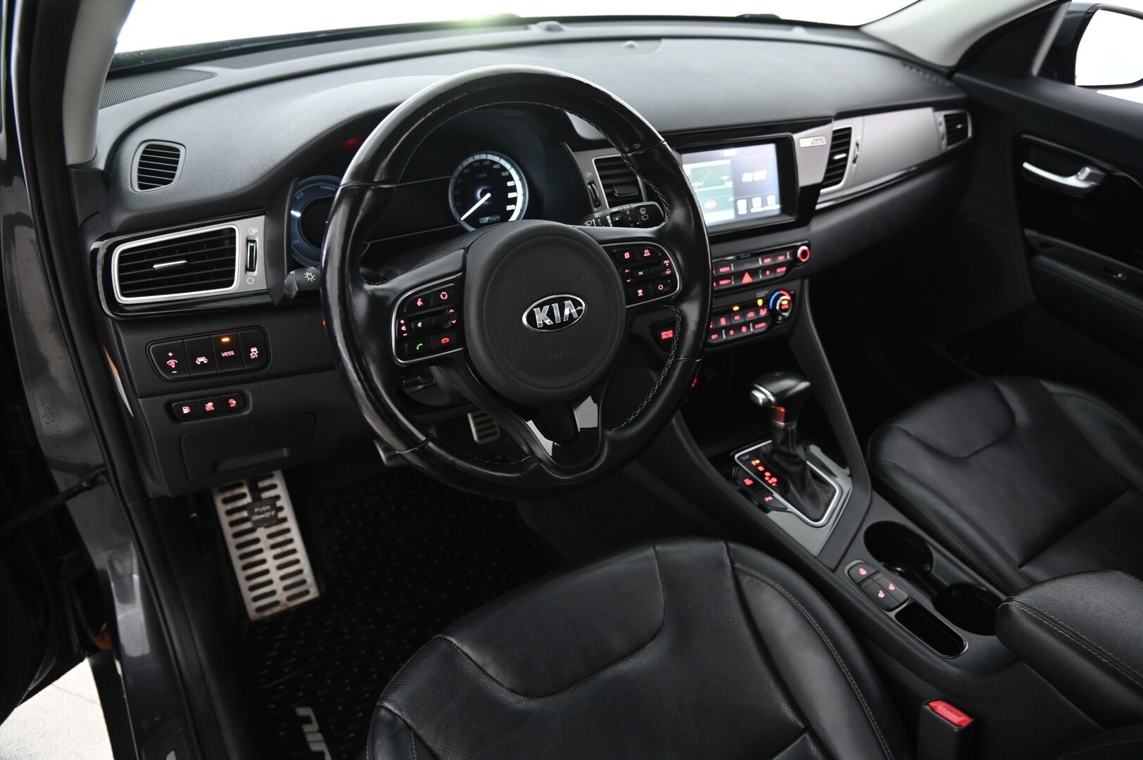 Kia Niro 2018 1,6 GDI Plug-In Hybrid DCT Advance Plus  *ACC / Nahat / Kamera / Koukku / Lohko* - 2x renkaat / Juuri Huollettu / Lämpöratti