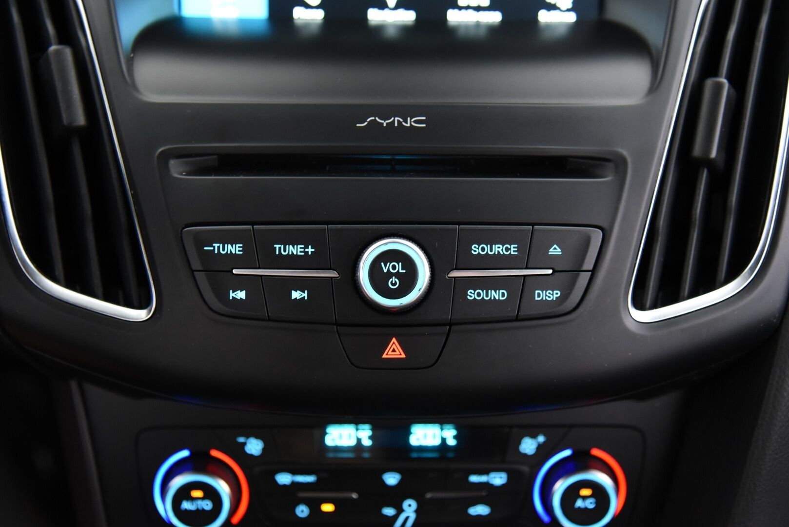 Ford Focus 2018 1,5 EcoBoost 150hv M6 ST-Line 5-ovinen / P-kamera / Navi / Ratinlämmitys / Vakkari - Apple&Android / Hyvät kesä- ja talvirenkaat aluvanteilla!
