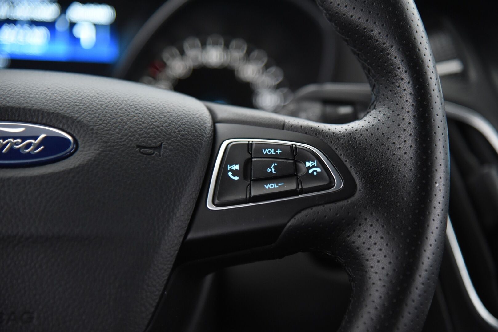 Ford Focus 2018 1,5 EcoBoost 150hv M6 ST-Line 5-ovinen / P-kamera / Navi / Ratinlämmitys / Vakkari - Apple&Android / Hyvät kesä- ja talvirenkaat aluvanteilla!