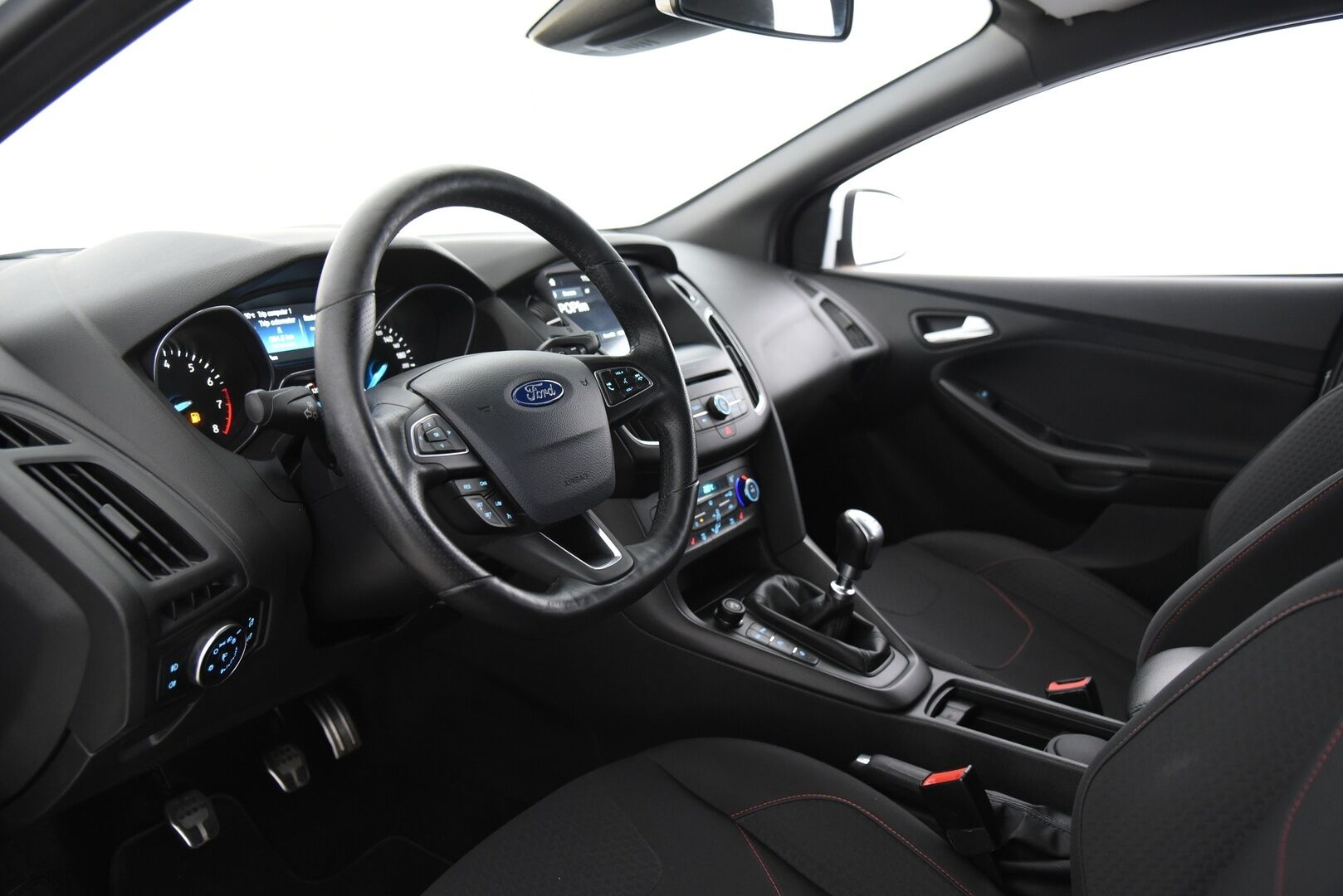 Ford Focus 2018 1,5 EcoBoost 150hv M6 ST-Line 5-ovinen / P-kamera / Navi / Ratinlämmitys / Vakkari - Apple&Android / Hyvät kesä- ja talvirenkaat aluvanteilla!