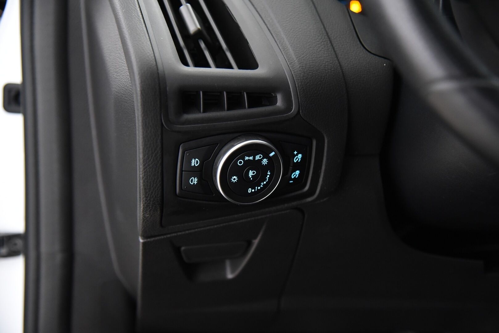 Ford Focus 2018 1,5 EcoBoost 150hv M6 ST-Line 5-ovinen / P-kamera / Navi / Ratinlämmitys / Vakkari - Apple&Android / Hyvät kesä- ja talvirenkaat aluvanteilla!