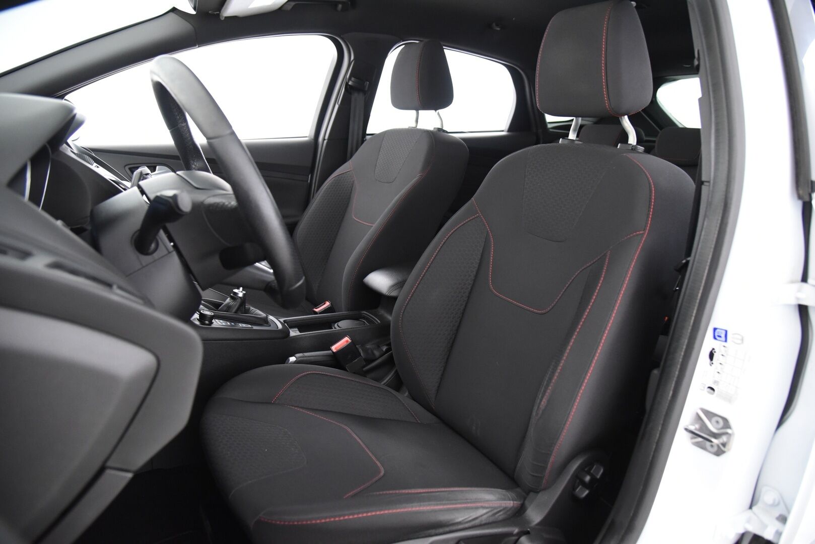 Ford Focus 2018 1,5 EcoBoost 150hv M6 ST-Line 5-ovinen / P-kamera / Navi / Ratinlämmitys / Vakkari - Apple&Android / Hyvät kesä- ja talvirenkaat aluvanteilla!