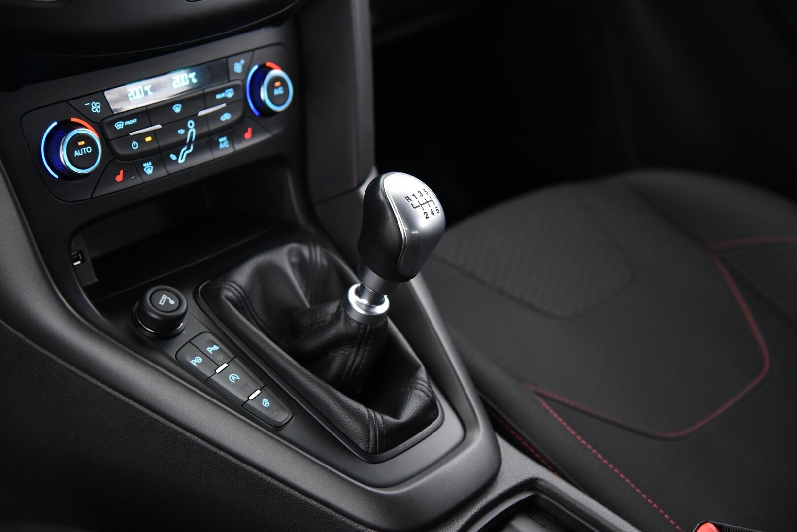 Ford Focus 2018 1,5 EcoBoost 150hv M6 ST-Line 5-ovinen / P-kamera / Navi / Ratinlämmitys / Vakkari - Apple&Android / Hyvät kesä- ja talvirenkaat aluvanteilla!