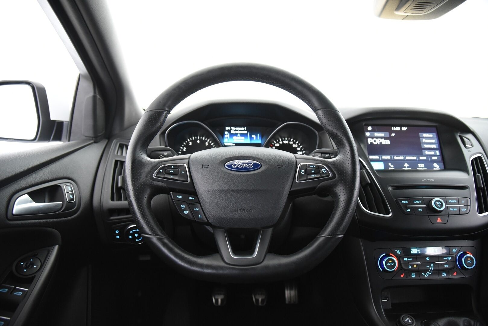 Ford Focus 2018 1,5 EcoBoost 150hv M6 ST-Line 5-ovinen / P-kamera / Navi / Ratinlämmitys / Vakkari - Apple&Android / Hyvät kesä- ja talvirenkaat aluvanteilla!