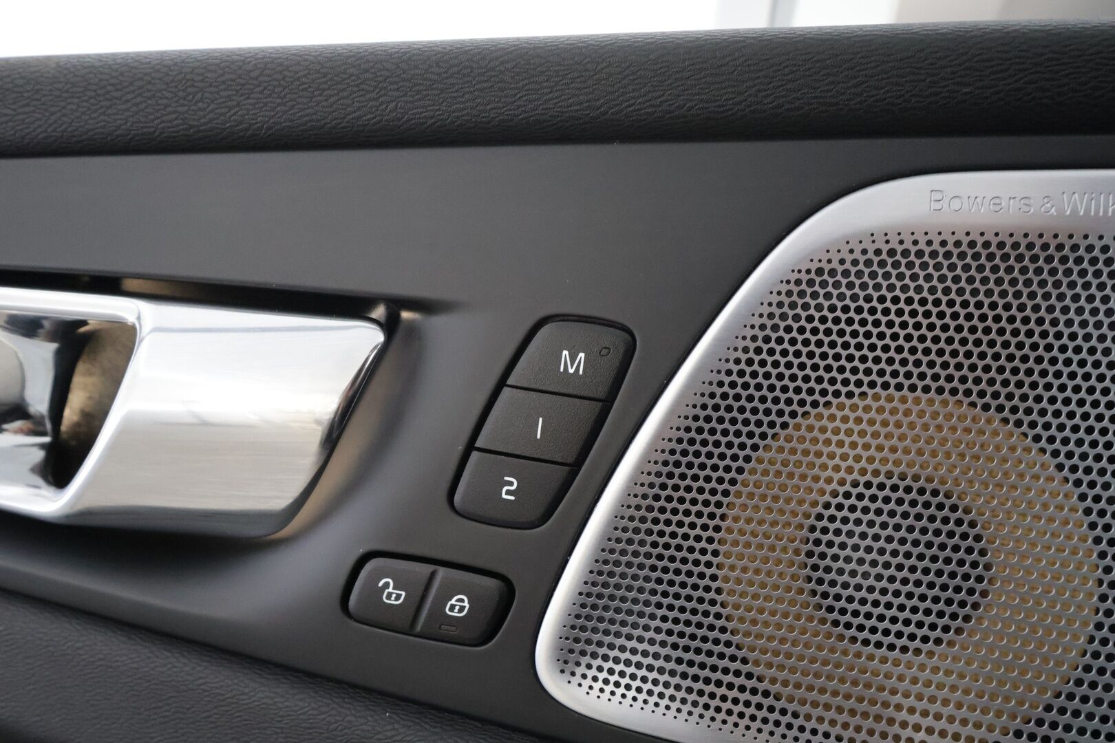 Volvo XC60 2019 T8 AWD R-Design aut * ACC / P.kamera / Full LED / Panorama / B&W / Ilma-alusta / Muistipenkki / Koukku / KeylessGo / Webasto * - Suomi-auto / Kahdet renkaat aluvanteilla 