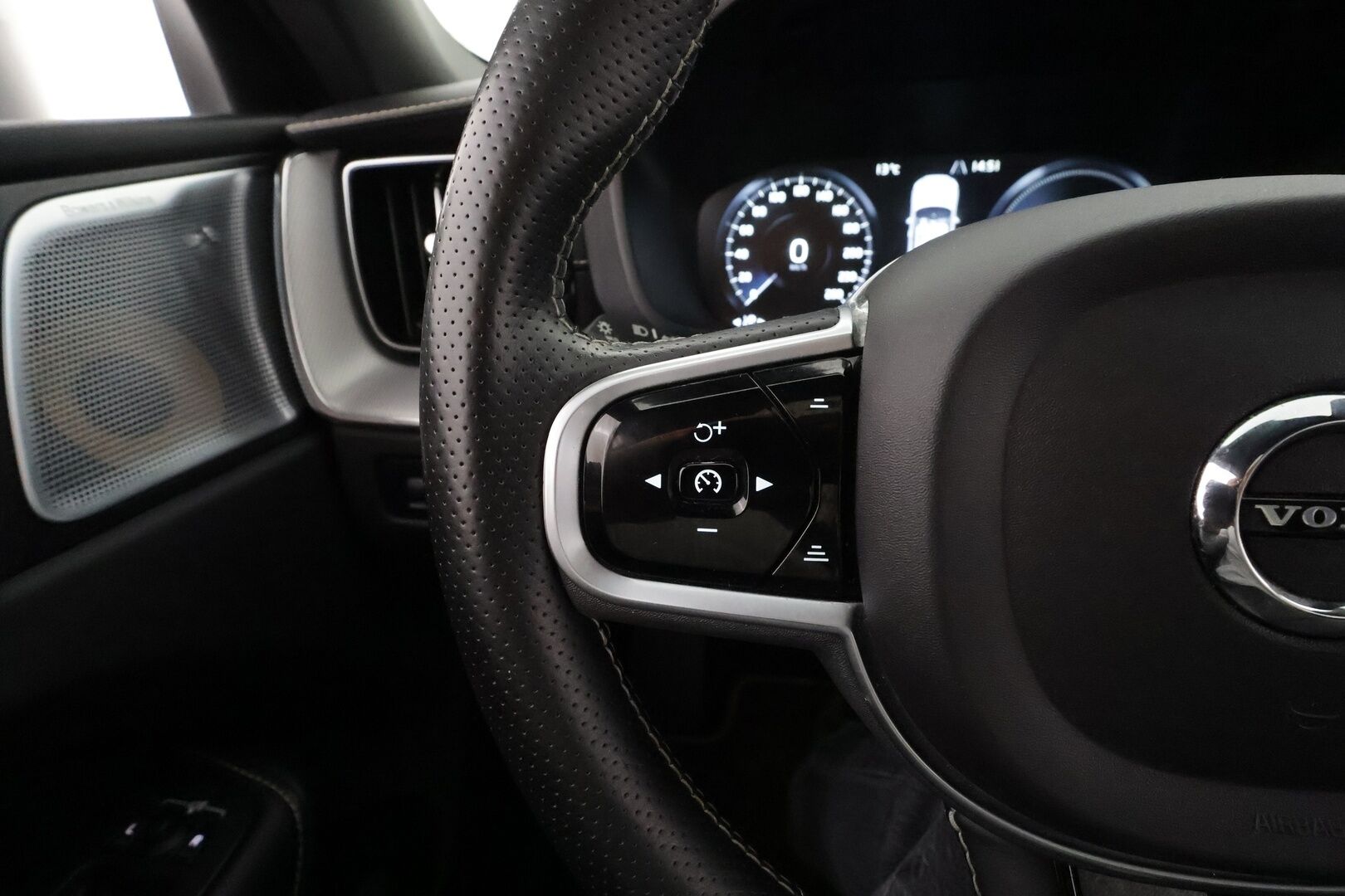 Volvo XC60 2019 T8 AWD R-Design aut * ACC / P.kamera / Full LED / Panorama / B&W / Ilma-alusta / Muistipenkki / Koukku / KeylessGo / Webasto * - Suomi-auto / Kahdet renkaat aluvanteilla 