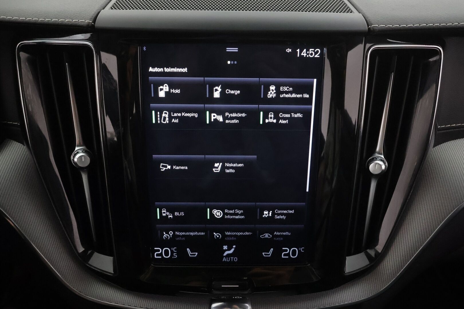 Volvo XC60 2019 T8 AWD R-Design aut * ACC / P.kamera / Full LED / Panorama / B&W / Ilma-alusta / Muistipenkki / Koukku / KeylessGo / Webasto * - Suomi-auto / Kahdet renkaat aluvanteilla 