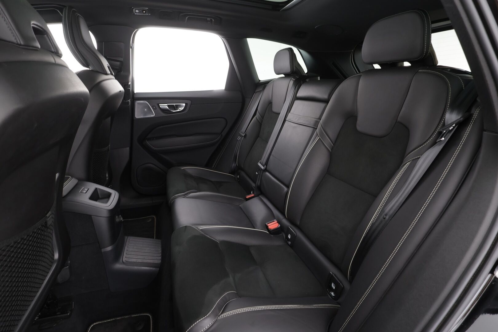 Volvo XC60 2019 T8 AWD R-Design aut * ACC / P.kamera / Full LED / Panorama / B&W / Ilma-alusta / Muistipenkki / Koukku / KeylessGo / Webasto * - Suomi-auto / Kahdet renkaat aluvanteilla 