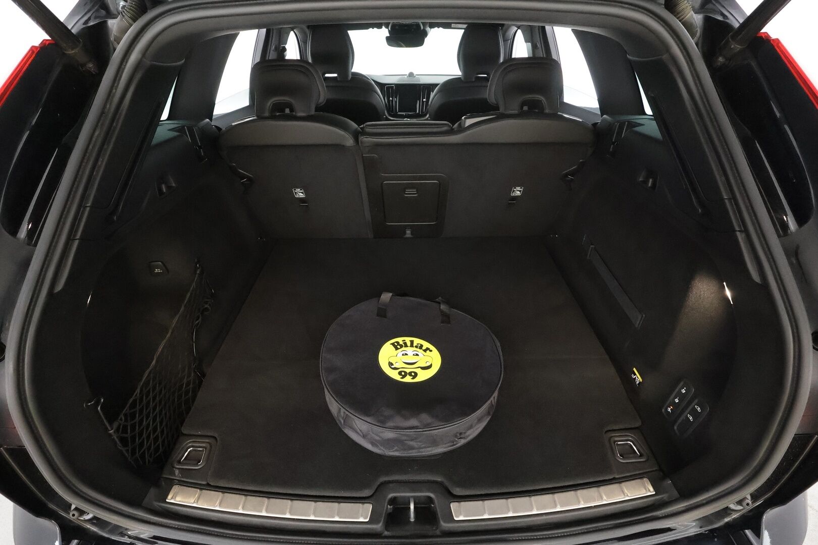 Volvo XC60 2019 T8 AWD R-Design aut * ACC / P.kamera / Full LED / Panorama / B&W / Ilma-alusta / Muistipenkki / Koukku / KeylessGo / Webasto * - Suomi-auto / Kahdet renkaat aluvanteilla 