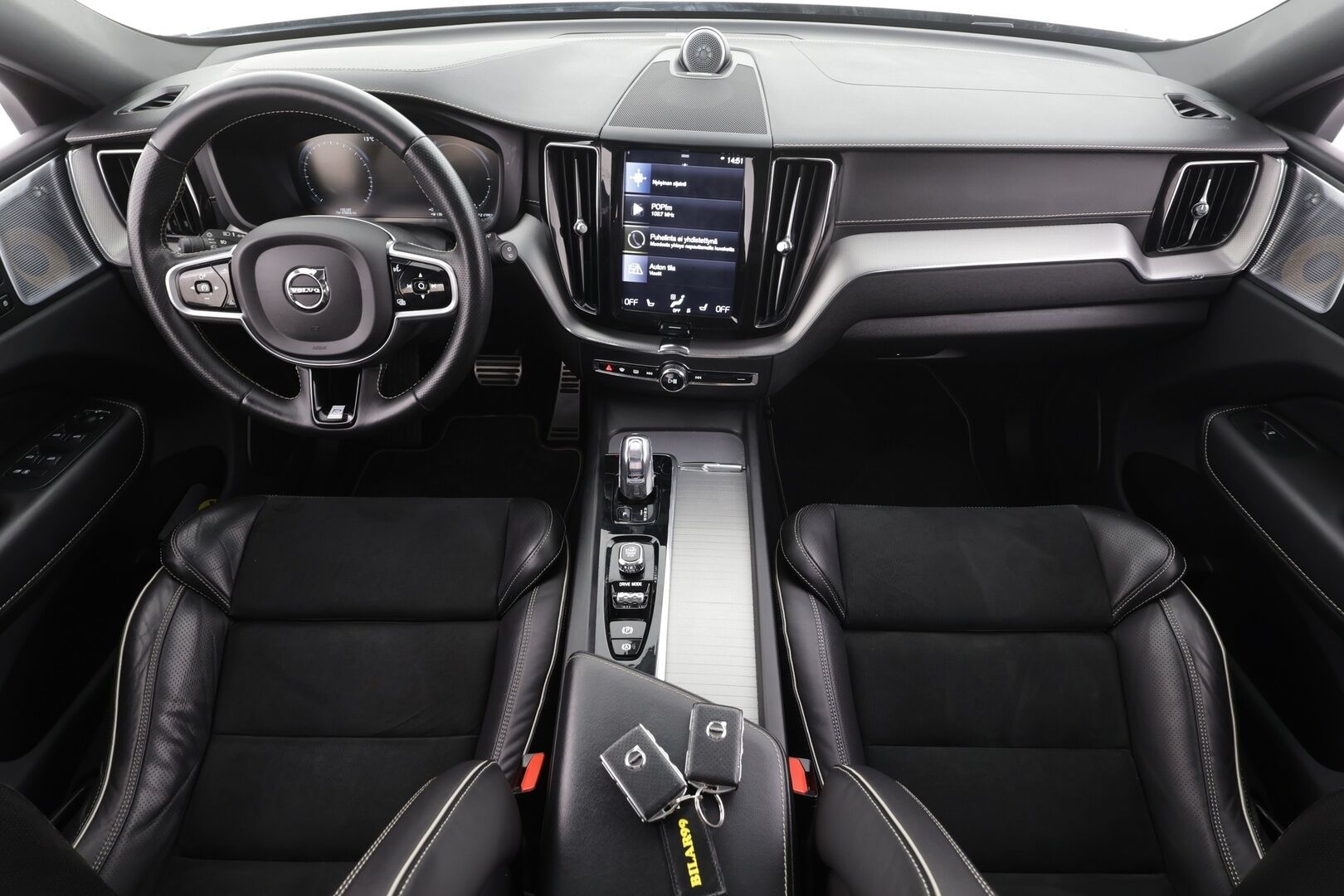 Volvo XC60 2019 T8 AWD R-Design aut * ACC / P.kamera / Full LED / Panorama / B&W / Ilma-alusta / Muistipenkki / Koukku / KeylessGo / Webasto * - Suomi-auto / Kahdet renkaat aluvanteilla 