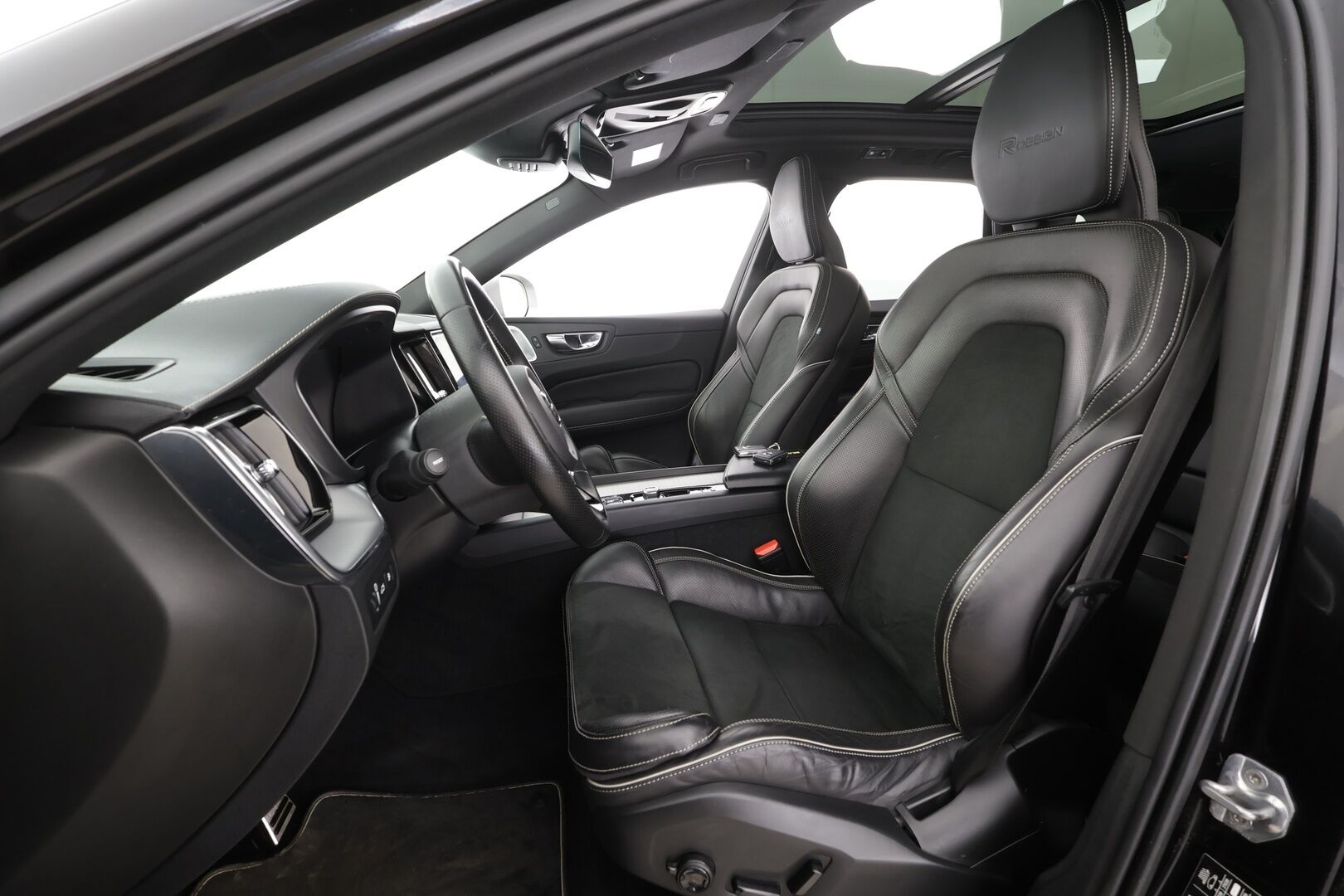 Volvo XC60 2019 T8 AWD R-Design aut * ACC / P.kamera / Full LED / Panorama / B&W / Ilma-alusta / Muistipenkki / Koukku / KeylessGo / Webasto * - Suomi-auto / Kahdet renkaat aluvanteilla 