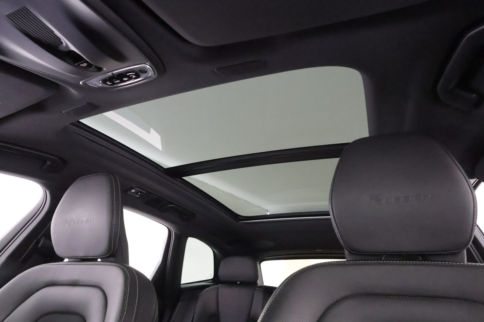 Volvo XC60 2019 T8 AWD R-Design aut * ACC / P.kamera / Full LED / Panorama / B&W / Ilma-alusta / Muistipenkki / Koukku / KeylessGo / Webasto * - Suomi-auto / Kahdet renkaat aluvanteilla 