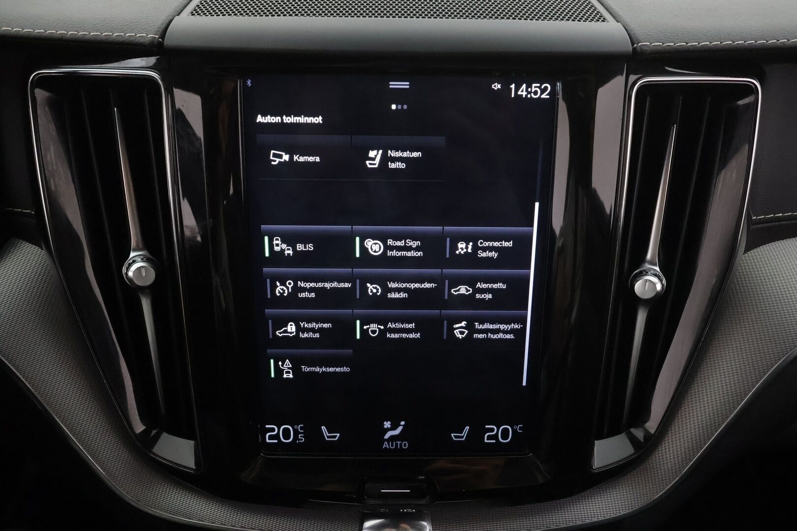 Volvo XC60 2019 T8 AWD R-Design aut * ACC / P.kamera / Full LED / Panorama / B&W / Ilma-alusta / Muistipenkki / Koukku / KeylessGo / Webasto * - Suomi-auto / Kahdet renkaat aluvanteilla 