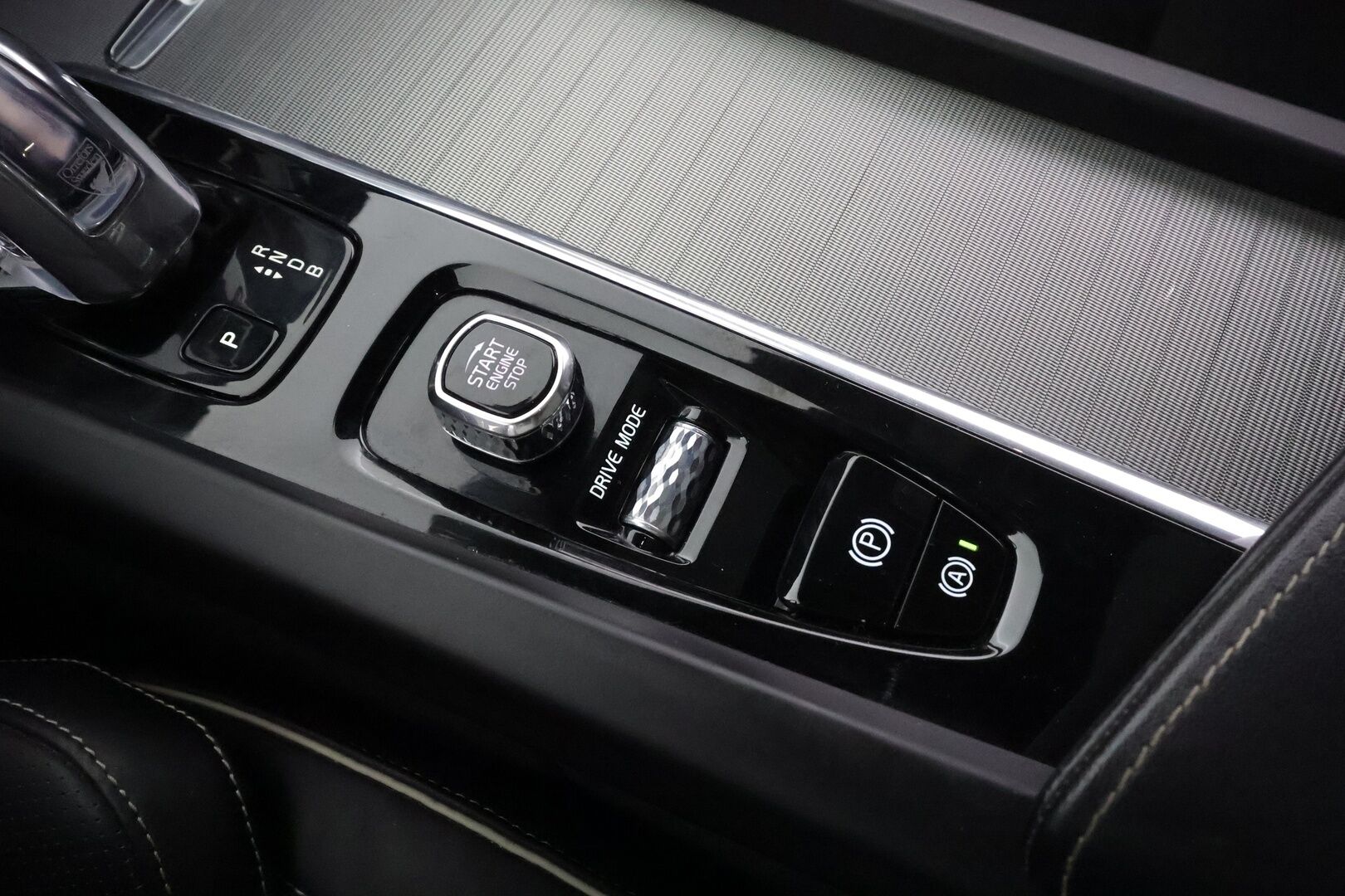 Volvo XC60 2019 T8 AWD R-Design aut * ACC / P.kamera / Full LED / Panorama / B&W / Ilma-alusta / Muistipenkki / Koukku / KeylessGo / Webasto * - Suomi-auto / Kahdet renkaat aluvanteilla 