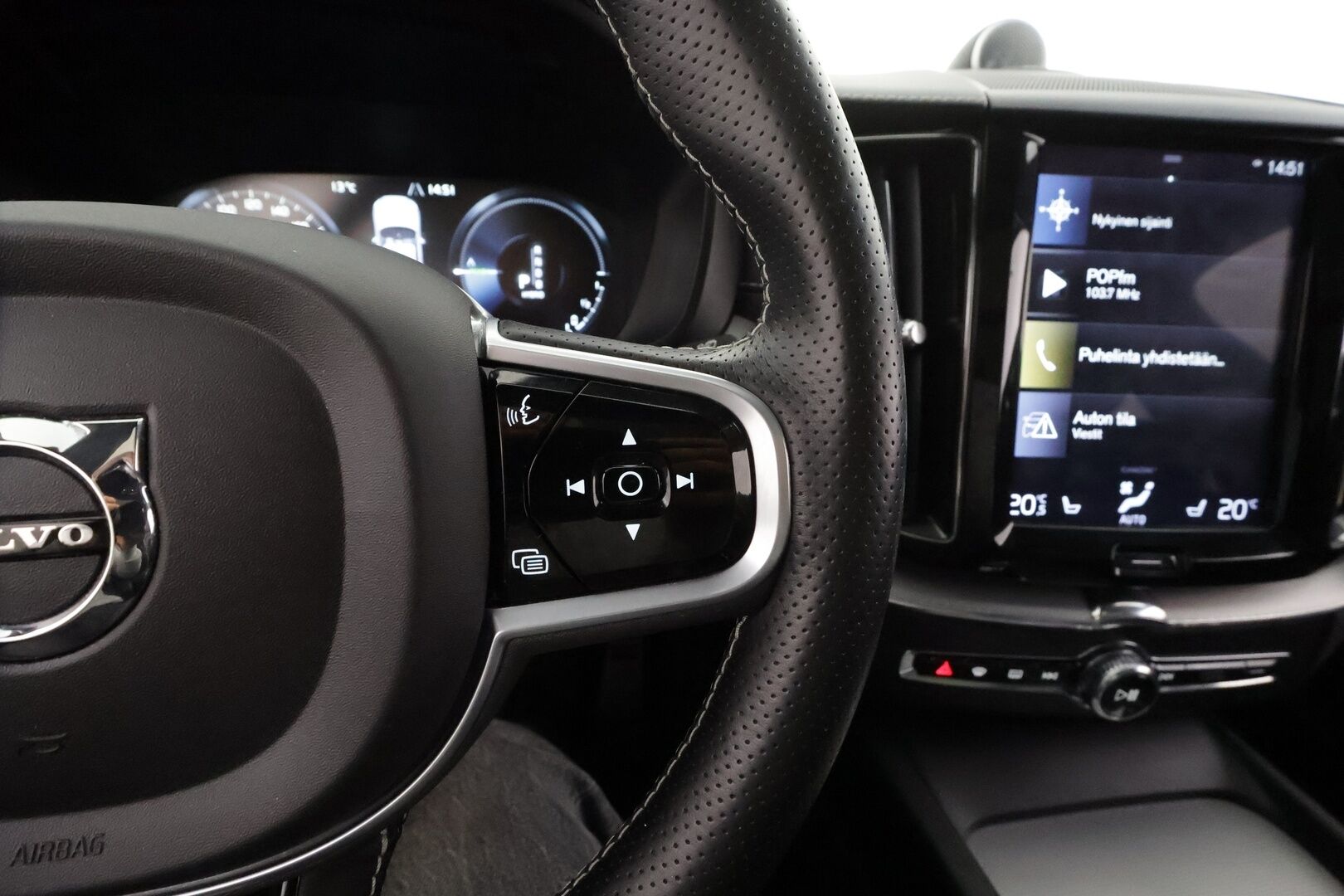 Volvo XC60 2019 T8 AWD R-Design aut * ACC / P.kamera / Full LED / Panorama / B&W / Ilma-alusta / Muistipenkki / Koukku / KeylessGo / Webasto * - Suomi-auto / Kahdet renkaat aluvanteilla 