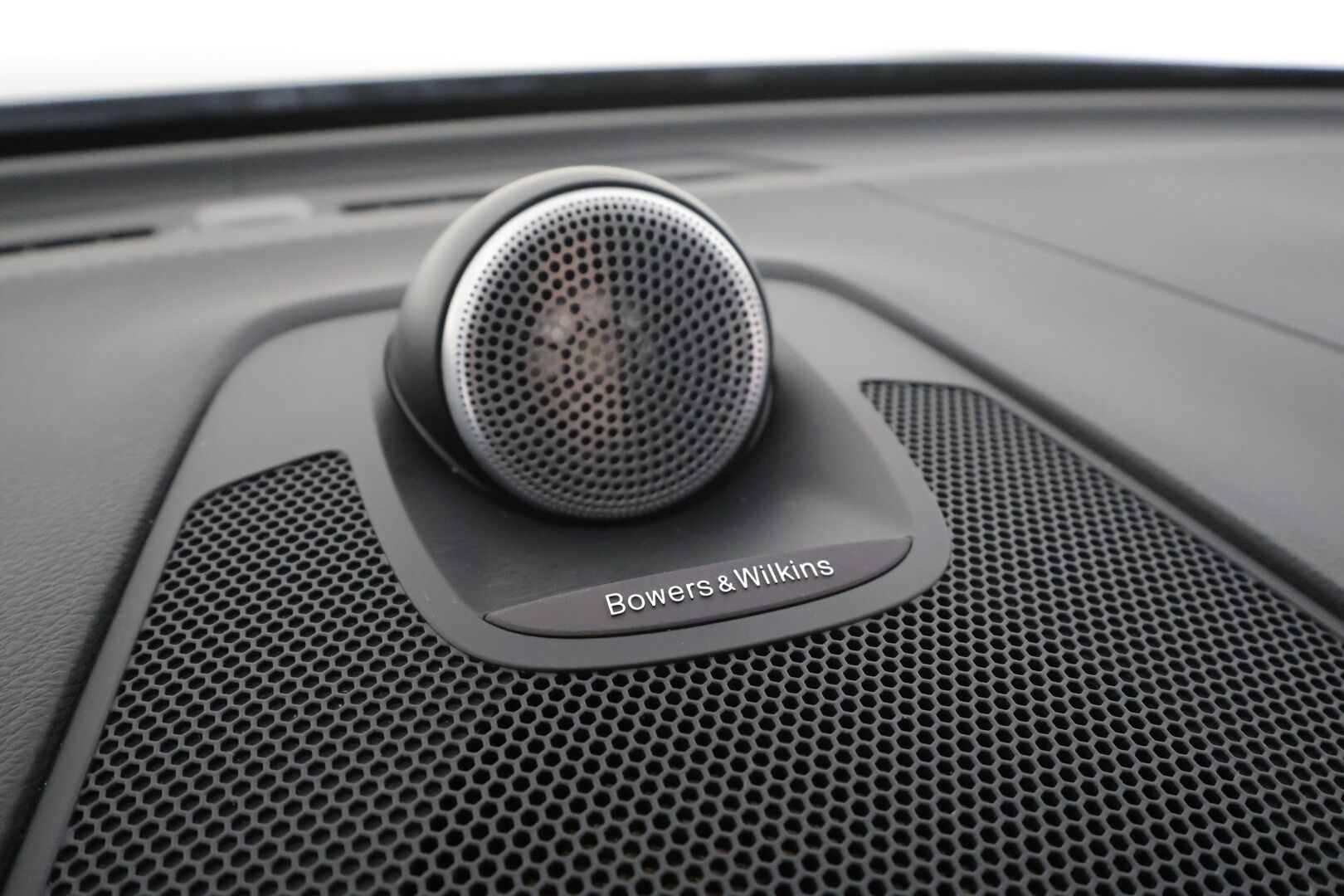 Volvo XC60 2019 T8 AWD R-Design aut * ACC / P.kamera / Full LED / Panorama / B&W / Ilma-alusta / Muistipenkki / Koukku / KeylessGo / Webasto * - Suomi-auto / Kahdet renkaat aluvanteilla 