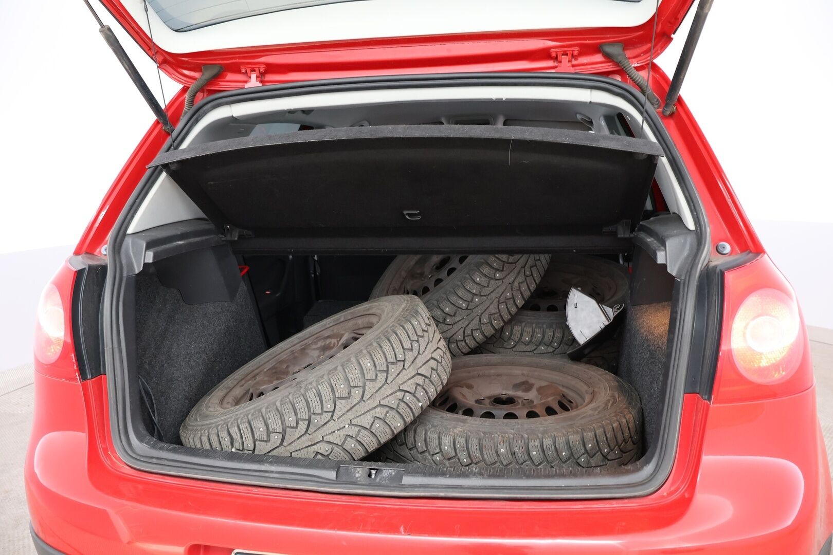 Volkswagen Golf 2005 HATCHBACK 1.6 AUTOMATIC *- YritysOutlet - Myydään vain yrityksille!* - *Juuri katsastettu / 2x-renkaat / Vetokoukku / Vakkari / särmä huoltokirja!*