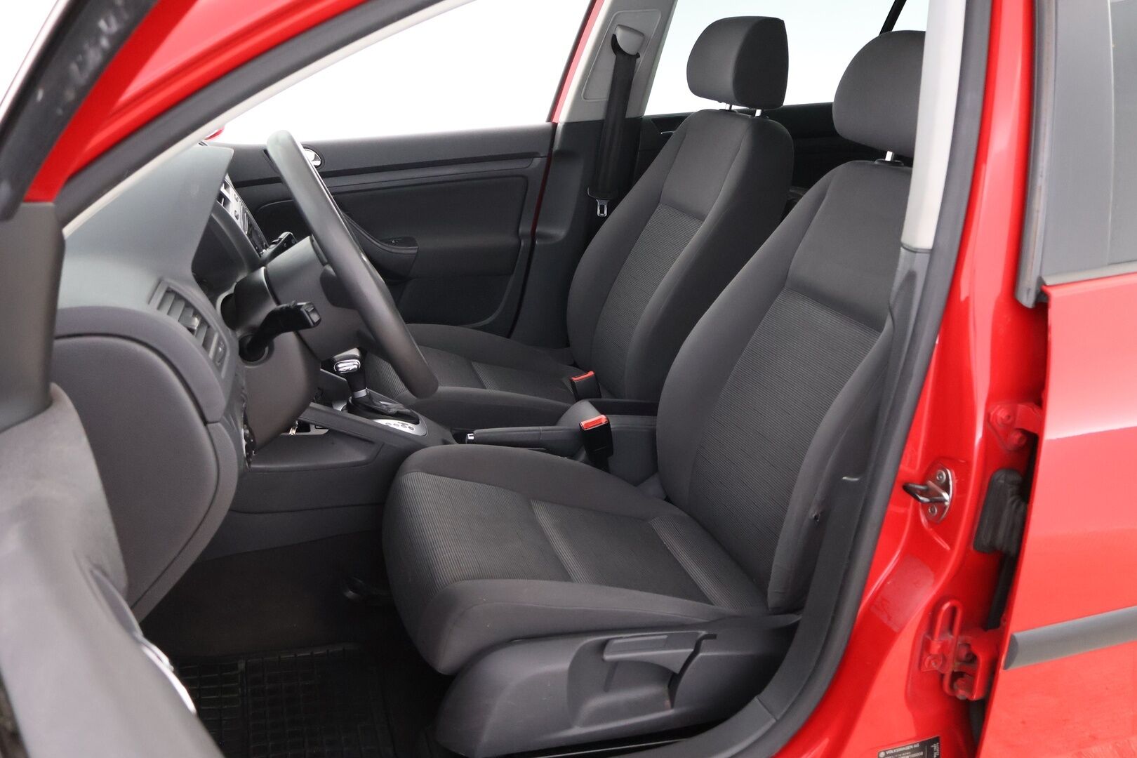 Volkswagen Golf 2005 HATCHBACK 1.6 AUTOMATIC *- YritysOutlet - Myydään vain yrityksille!* - *Juuri katsastettu / 2x-renkaat / Vetokoukku / Vakkari / särmä huoltokirja!*