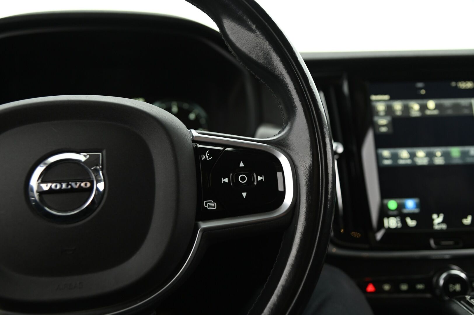 Volvo S90 2017 D4 AWD Business aut * Pilot assist / Webasto / LED / P. kamera / Puolinahat / Vetokoukku* - Ilman AD-Bluea / Hiljattain katsastettu ja huollettu