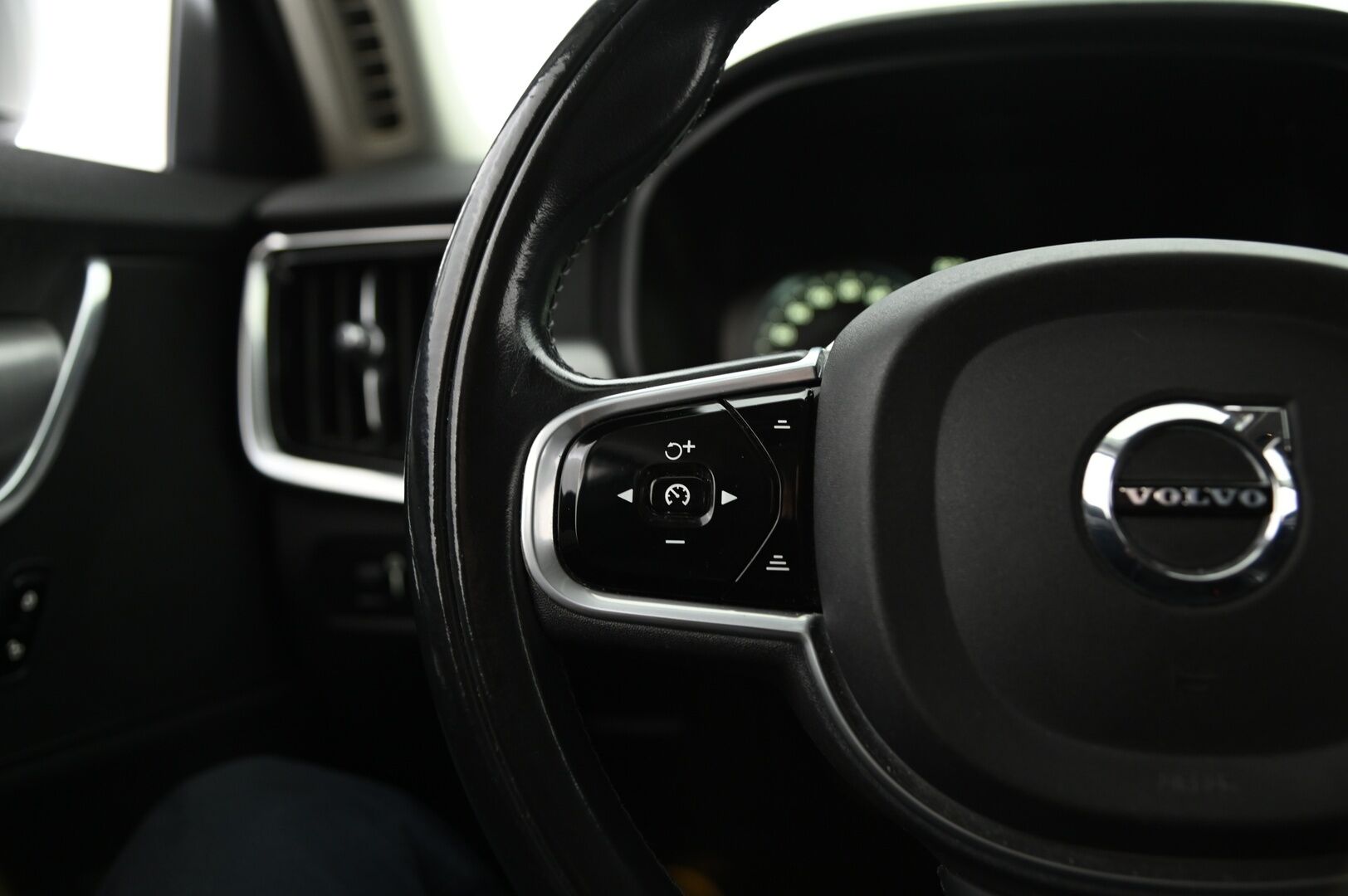 Volvo S90 2017 D4 AWD Business aut * Pilot assist / Webasto / LED / P. kamera / Puolinahat / Vetokoukku* - Ilman AD-Bluea / Hiljattain katsastettu ja huollettu