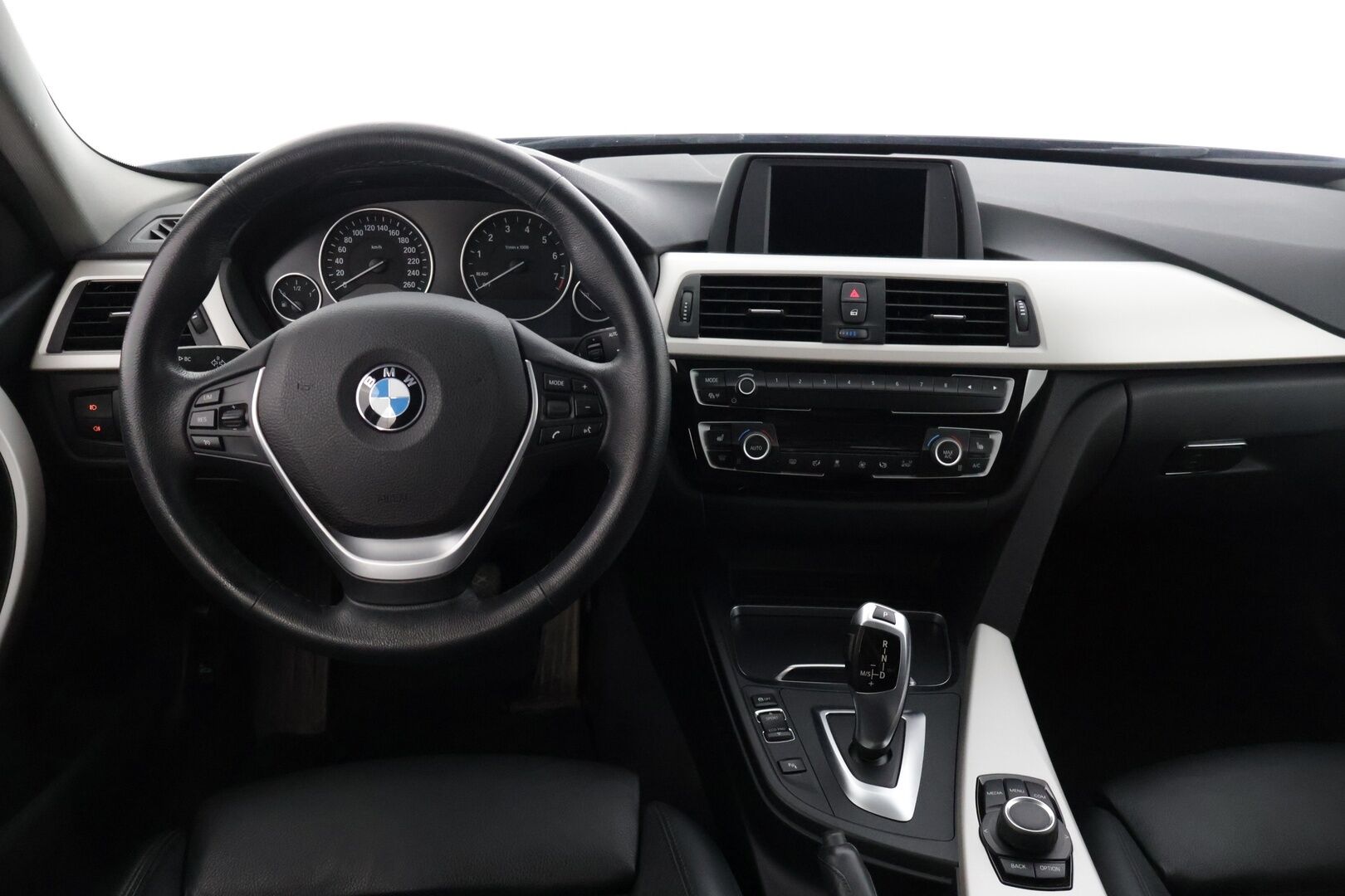 BMW 320 2019 F31 Touring 320i A xDrive Business Exclusive * Nahka sporttipenkit / Tutkat / Vetokoukku / Led-valot / Lohkolämmitin * - * Merkkihuollettu / 2-omisteinen Suomi-auto / Huippusiisti yksilö! *