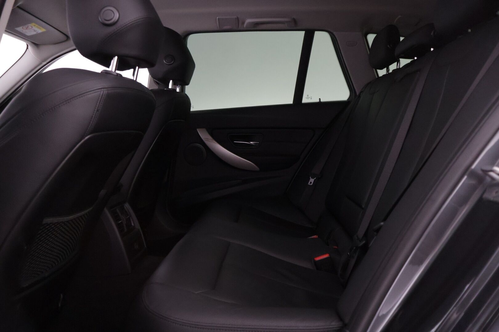 BMW 320 2019 F31 Touring 320i A xDrive Business Exclusive * Nahka sporttipenkit / Tutkat / Vetokoukku / Led-valot / Lohkolämmitin * - * Merkkihuollettu / 2-omisteinen Suomi-auto / Huippusiisti yksilö! *