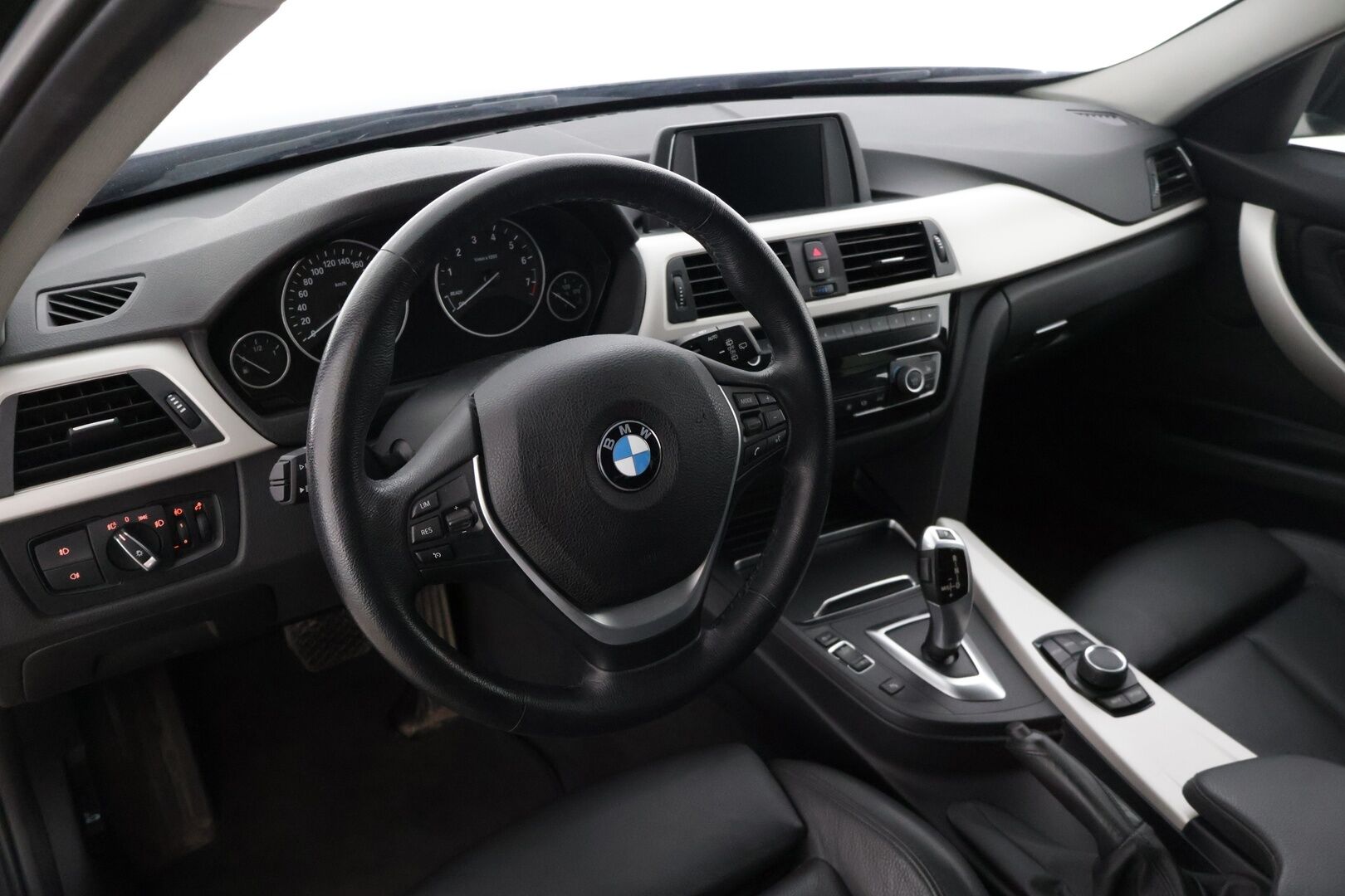 BMW 320 2019 F31 Touring 320i A xDrive Business Exclusive * Nahka sporttipenkit / Tutkat / Vetokoukku / Led-valot / Lohkolämmitin * - * Merkkihuollettu / 2-omisteinen Suomi-auto / Huippusiisti yksilö! *