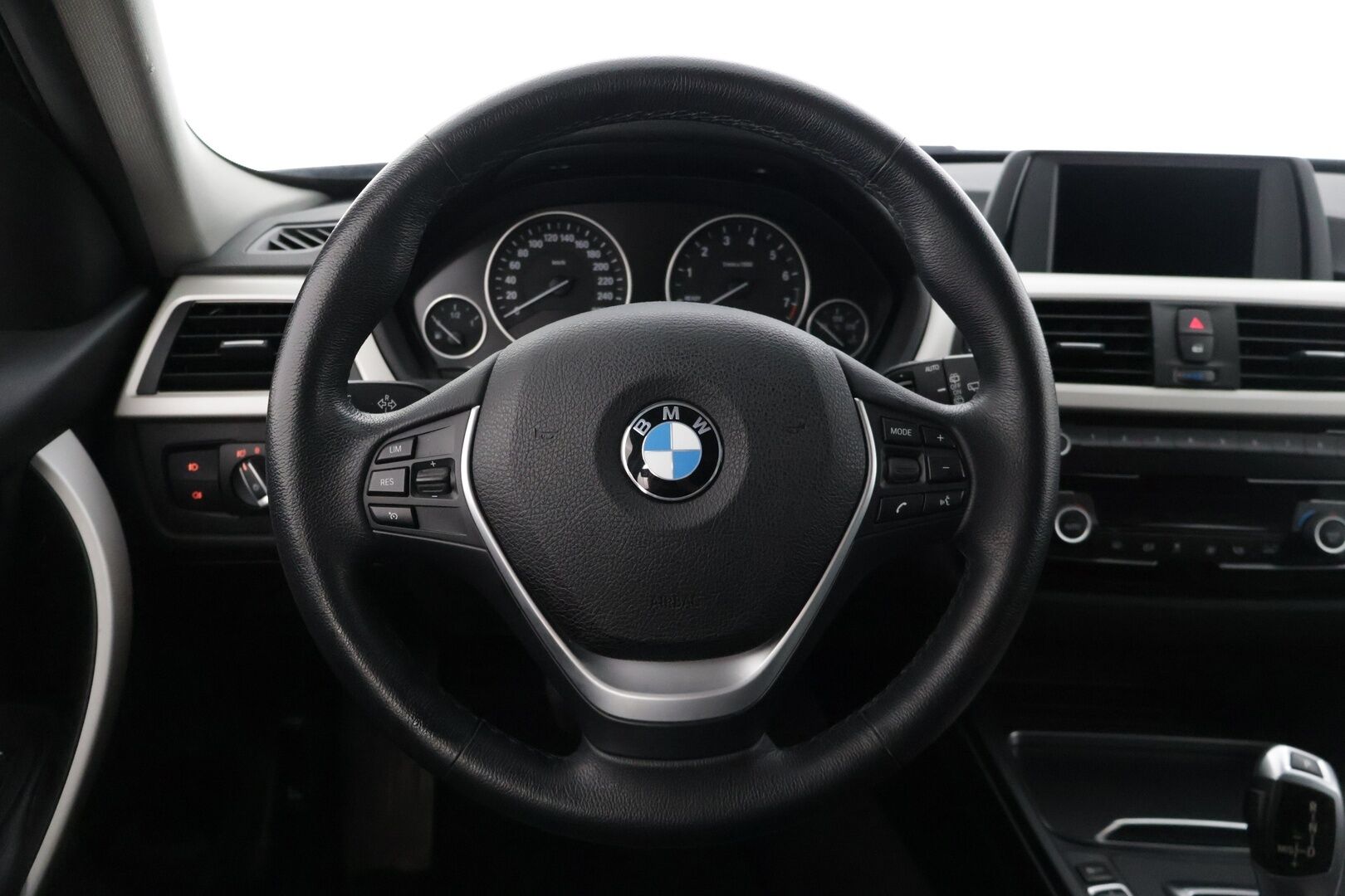 BMW 320 2019 F31 Touring 320i A xDrive Business Exclusive * Nahka sporttipenkit / Tutkat / Vetokoukku / Led-valot / Lohkolämmitin * - * Merkkihuollettu / 2-omisteinen Suomi-auto / Huippusiisti yksilö! *
