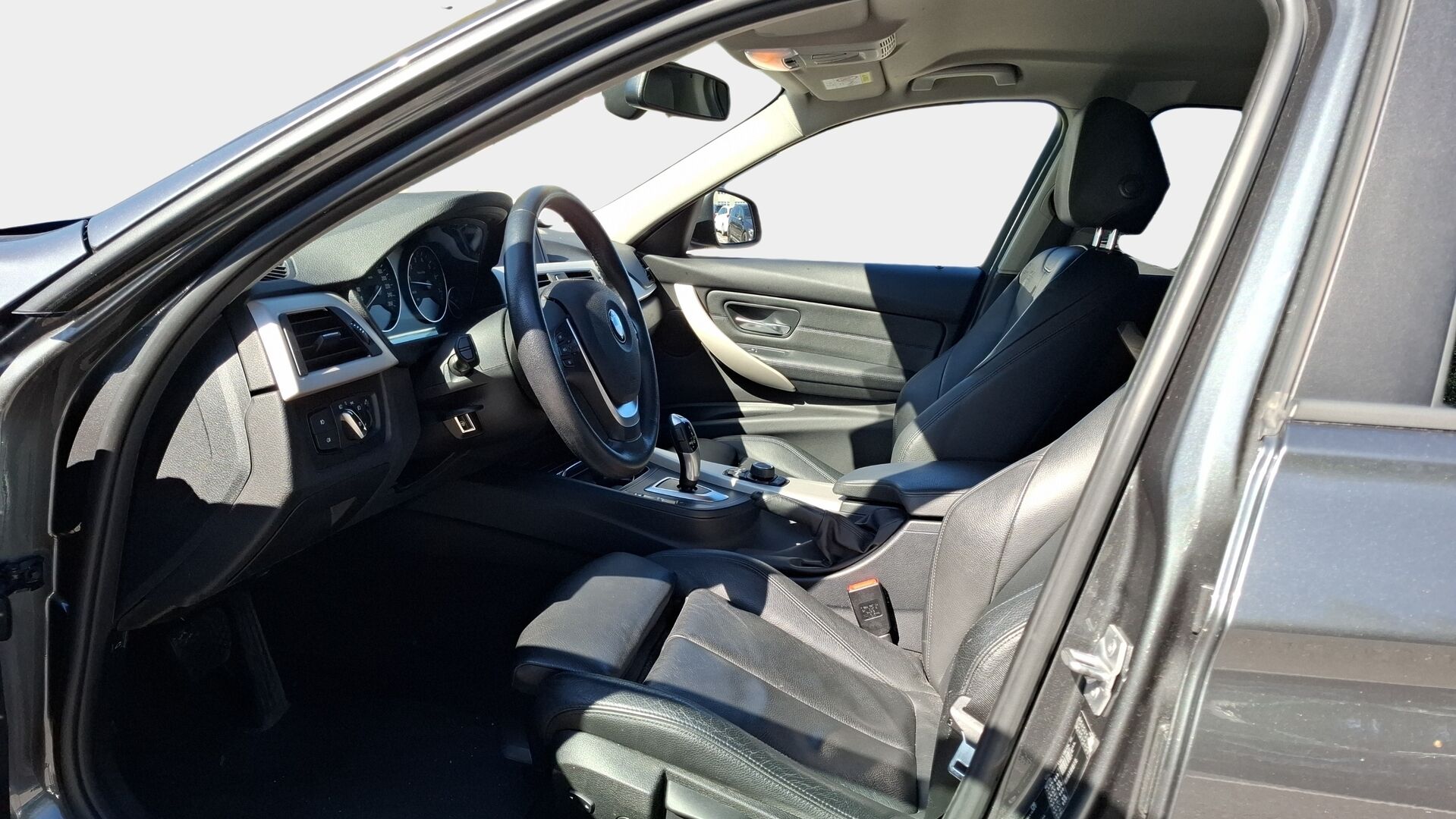 BMW 320 2019 F31 Touring 320i A xDrive Business Exclusive * Nahka sporttipenkit / Tutkat / Vetokoukku / Led-valot / Lohkolämmitin * - * Merkkihuollettu / 2-omisteinen Suomi-auto / Huippusiisti yksilö! *