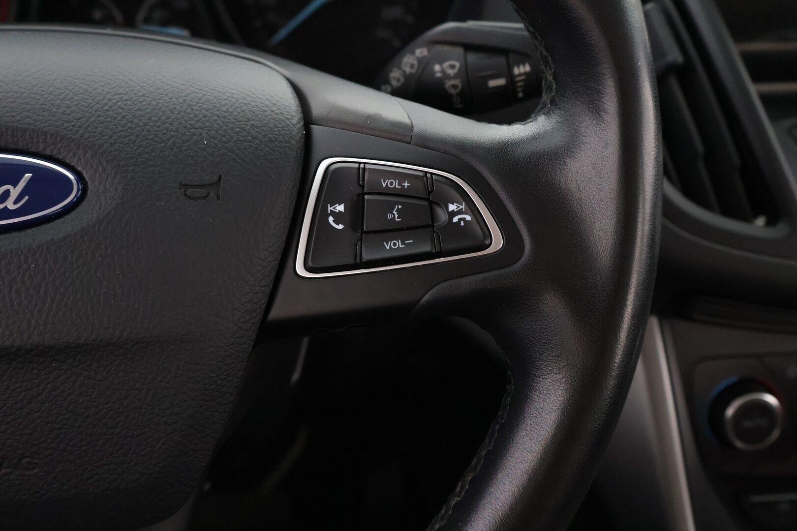 Ford Kuga 2019 1,5 TDCi 120 hv PowerShift A6 FWD Style 5-ovinen - Suomiauto | Webasto | Vetokoukku | Peruutuskamera | Navi | Lämpölasi   | 2x Renkaat Aluvantein!