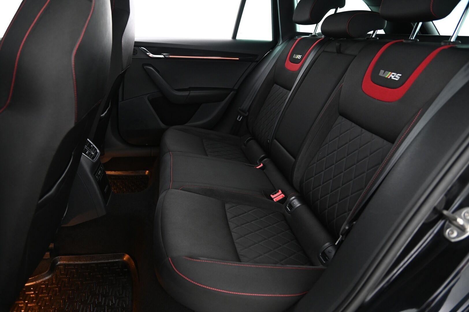 Skoda Octavia 2019 *Combi 2,0 TDI 184 4x4 RS DSG Autom. *ACC / BLIS / Webasto / P-Kamera / Kessy* - *Suomi-Auto / Urheiluistuimet / Suksiluukku / Vetokoukku*