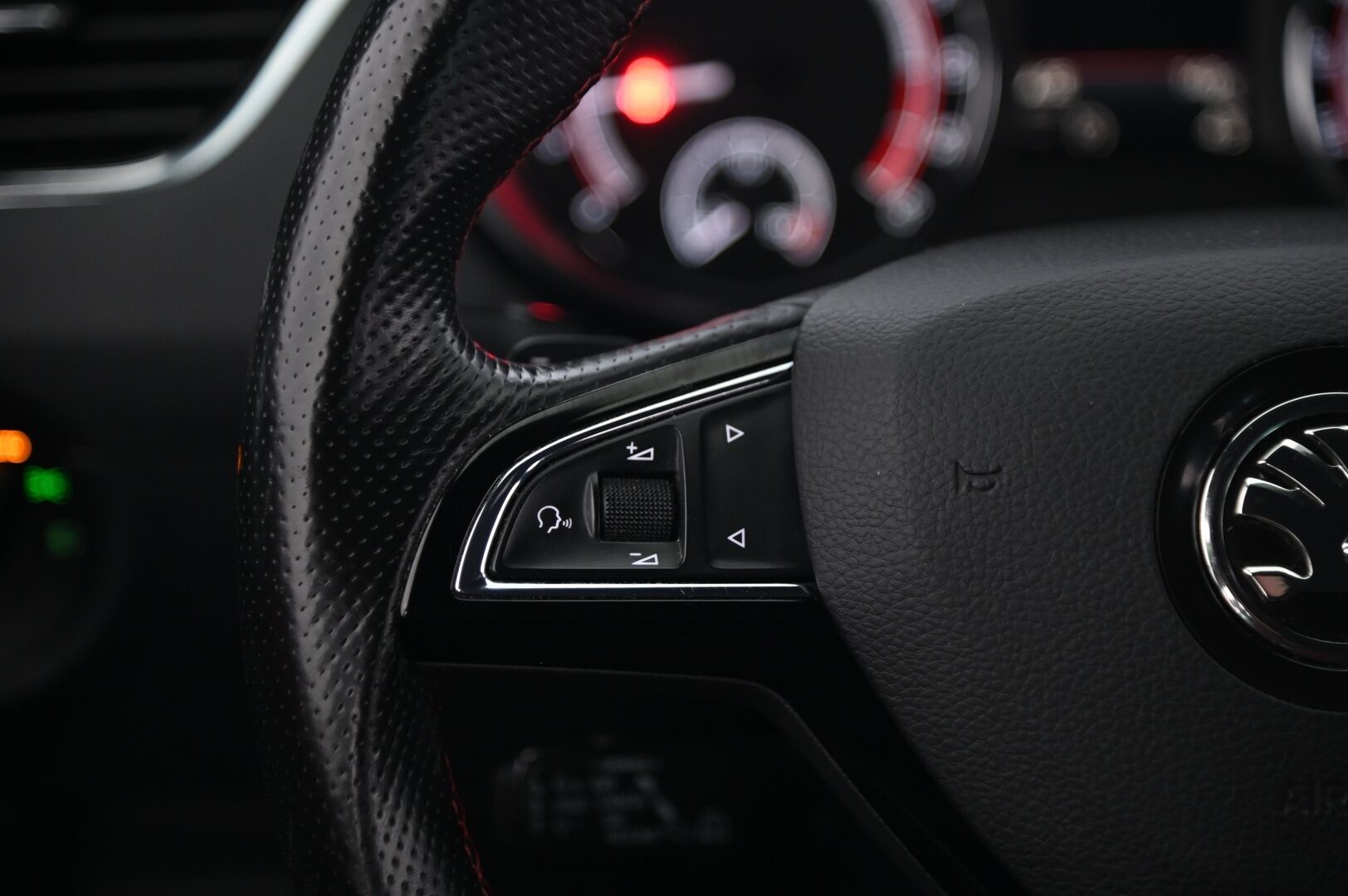 Skoda Octavia 2019 Combi 2,0 TDI 184 RS DSG Autom *Webasto / Lämmitettävä Ratti & Tuulilasi / ACC / P.kamera - Näyttävä yksillö hyvällä värillä!* - HULLU BLACKWEEK KORKOTARJOUS 2,49%