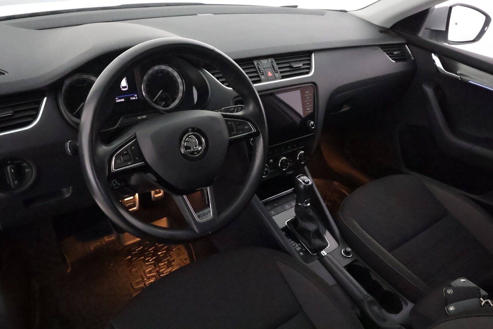 Skoda Octavia 2019 Combi 2,0 TDI 184 4x4 Scout DSG Autom. **Adapt.vakkari / P.kamera / LED / Koukku / Ratinlämmitin / Webasto** - Suomi-auto / Merkkihuollettu / Kahdet renkaat aluvanteilla / Penkinlämmittimet takana / Lämmitettävä tuulilasi / Sähköluukku