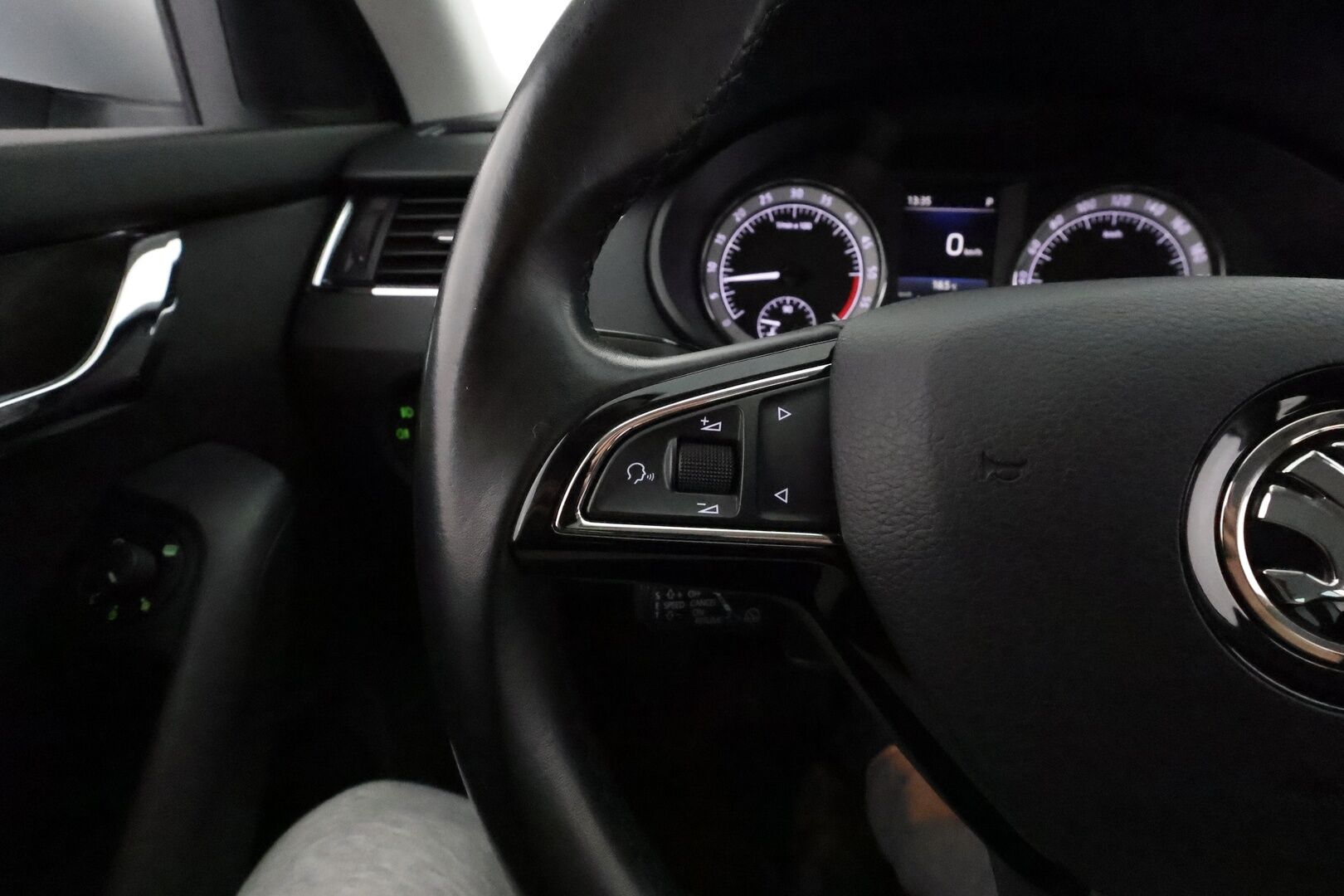 Skoda Octavia 2019 Combi 2,0 TDI 184 4x4 Scout DSG Autom. **Adapt.vakkari / P.kamera / LED / Koukku / Ratinlämmitin / Webasto** - Suomi-auto / Merkkihuollettu / Kahdet renkaat aluvanteilla / Penkinlämmittimet takana / Lämmitettävä tuulilasi / Sähköluukku
