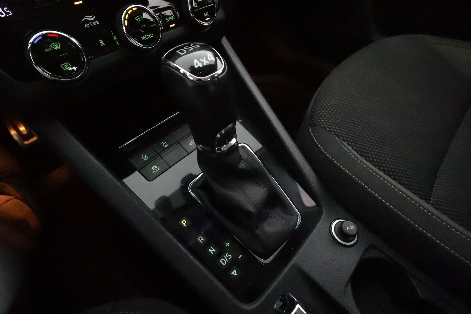 Skoda Octavia 2019 Combi 2,0 TDI 184 4x4 Scout DSG Autom. **Adapt.vakkari / P.kamera / LED / Koukku / Ratinlämmitin / Webasto** - Suomi-auto / Merkkihuollettu / Kahdet renkaat aluvanteilla / Penkinlämmittimet takana / Lämmitettävä tuulilasi / Sähköluukku