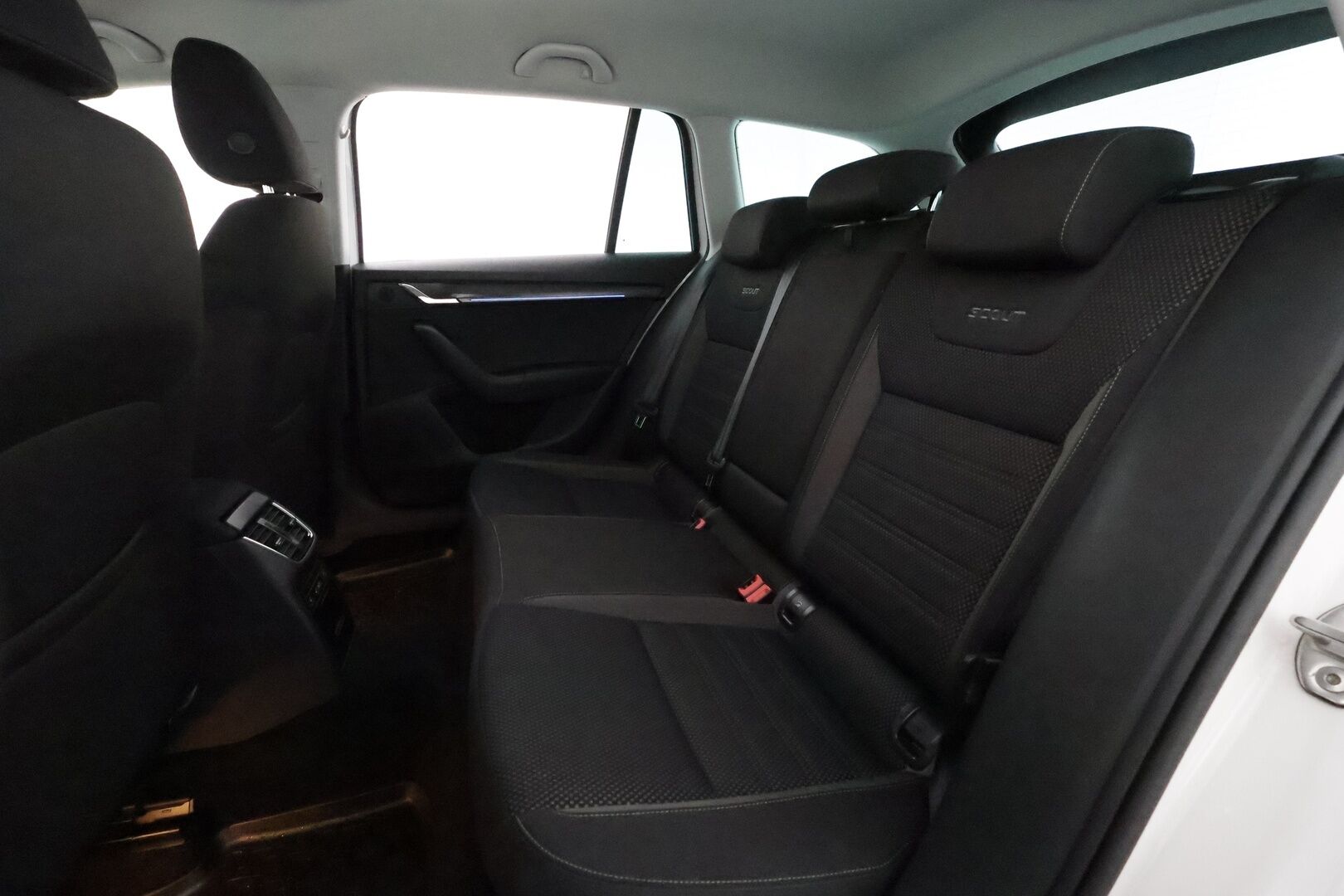 Skoda Octavia 2019 Combi 2,0 TDI 184 4x4 Scout DSG Autom. **Adapt.vakkari / P.kamera / LED / Koukku / Ratinlämmitin / Webasto** - Suomi-auto / Merkkihuollettu / Kahdet renkaat aluvanteilla / Penkinlämmittimet takana / Lämmitettävä tuulilasi / Sähköluukku