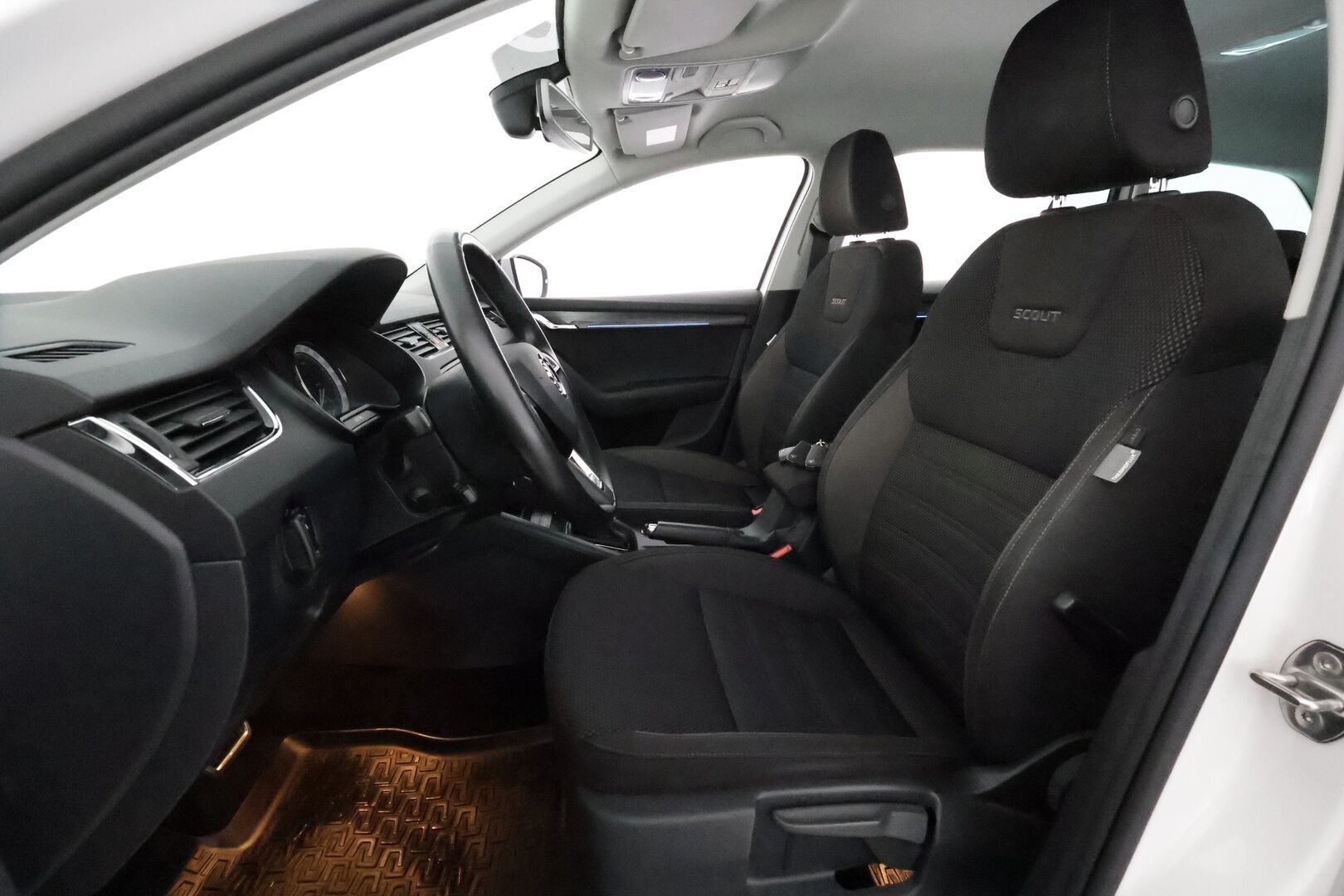 Skoda Octavia 2019 Combi 2,0 TDI 184 4x4 Scout DSG Autom. **Adapt.vakkari / P.kamera / LED / Koukku / Ratinlämmitin / Webasto** - Suomi-auto / Merkkihuollettu / Kahdet renkaat aluvanteilla / Penkinlämmittimet takana / Lämmitettävä tuulilasi / Sähköluukku