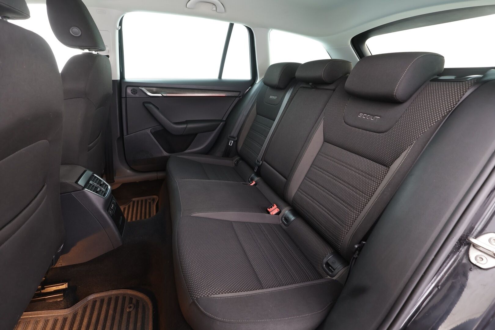 Skoda Octavia 2019 Combi 2,0 TDI 184 4x4 Scout BusinessLine DSG * Webasto / Koukku / ACC / LED / P.Kamera / Navi / Kaistavahti * - Facelift / Suomi-auto / Kahdet renkaat 