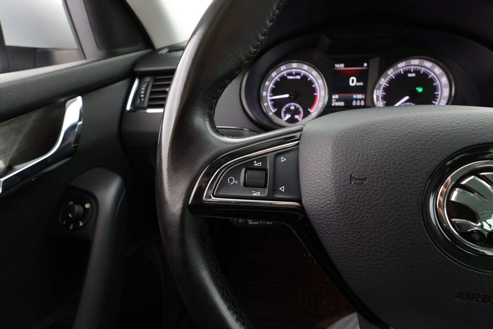 Skoda Octavia 2019 Combi 2,0 TDI 184 4x4 Scout BusinessLine DSG * Webasto / Koukku / ACC / LED / P.Kamera / Navi / Kaistavahti * - Facelift / Suomi-auto / Kahdet renkaat 