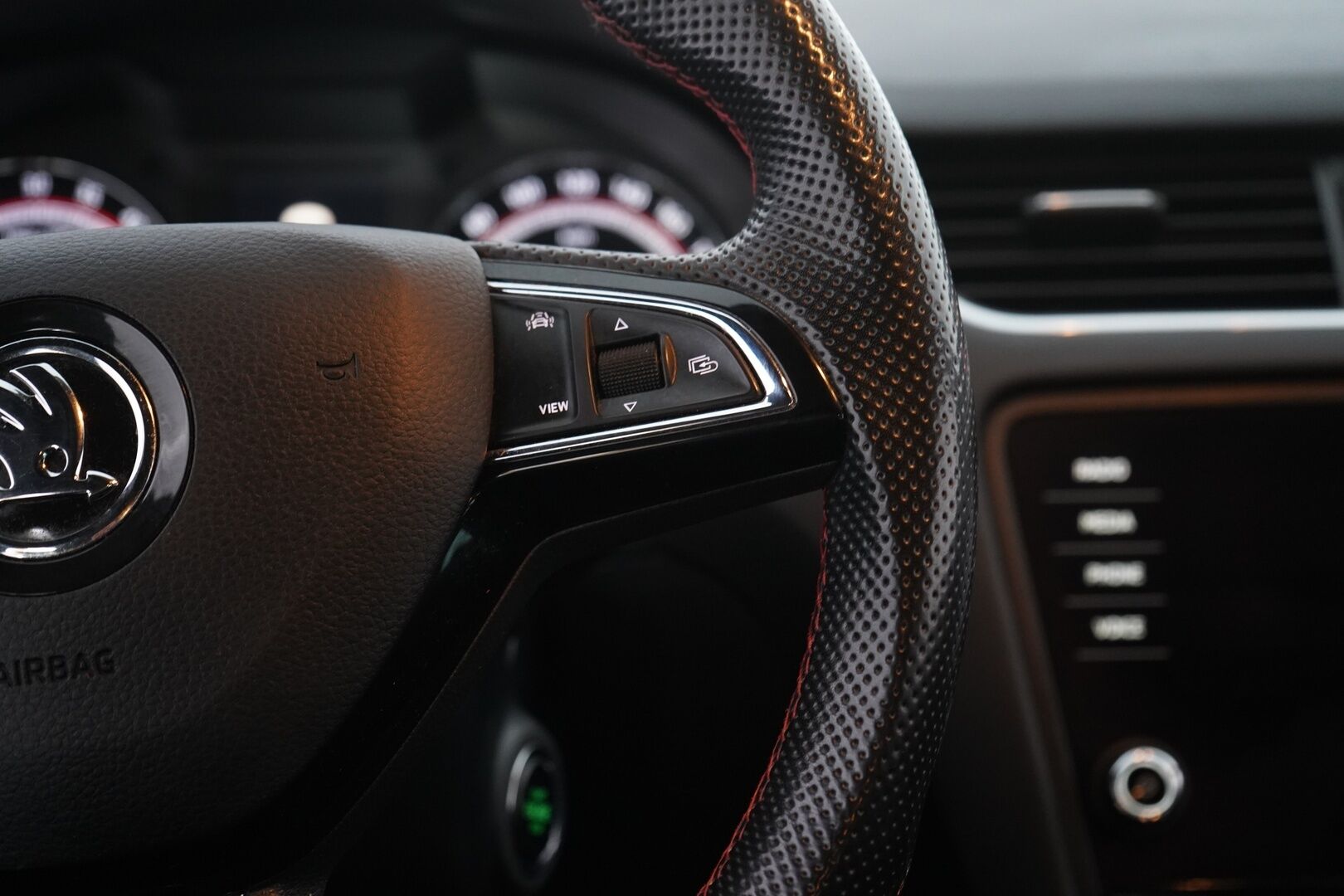 Skoda Octavia 2019 Combi 2,0 TDI 184 4x4 RS DSG Autom. *ACC / Webasto / P-kamera / Koukku / Navi* - Juuri huollettu / Jakopää juuri vaihdettu / Kahdet Skodan alut / Kattavat huollot