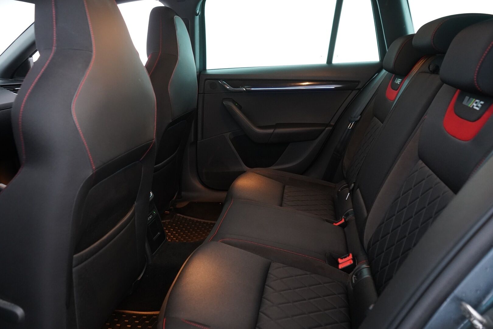 Skoda Octavia 2019 Combi 2,0 TDI 184 4x4 RS DSG Autom. *ACC / Webasto / P-kamera / Koukku / Navi* - Juuri huollettu / Jakopää juuri vaihdettu / Kahdet Skodan alut / Kattavat huollot