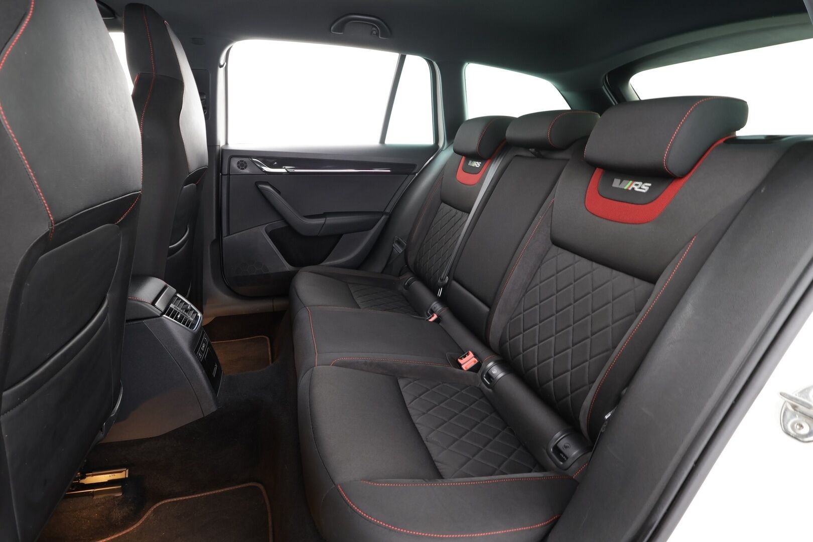 Skoda Octavia 2019 Combi 2,0 TDI 184 RS DSG Autom. * Webasto / Adapt.Vakkari / LED / Sporttipenkit / Peruutuskamera / Kaistavahti / KeyLess - Suomi auto / Merkkihuollettu / Kahdet renkaat