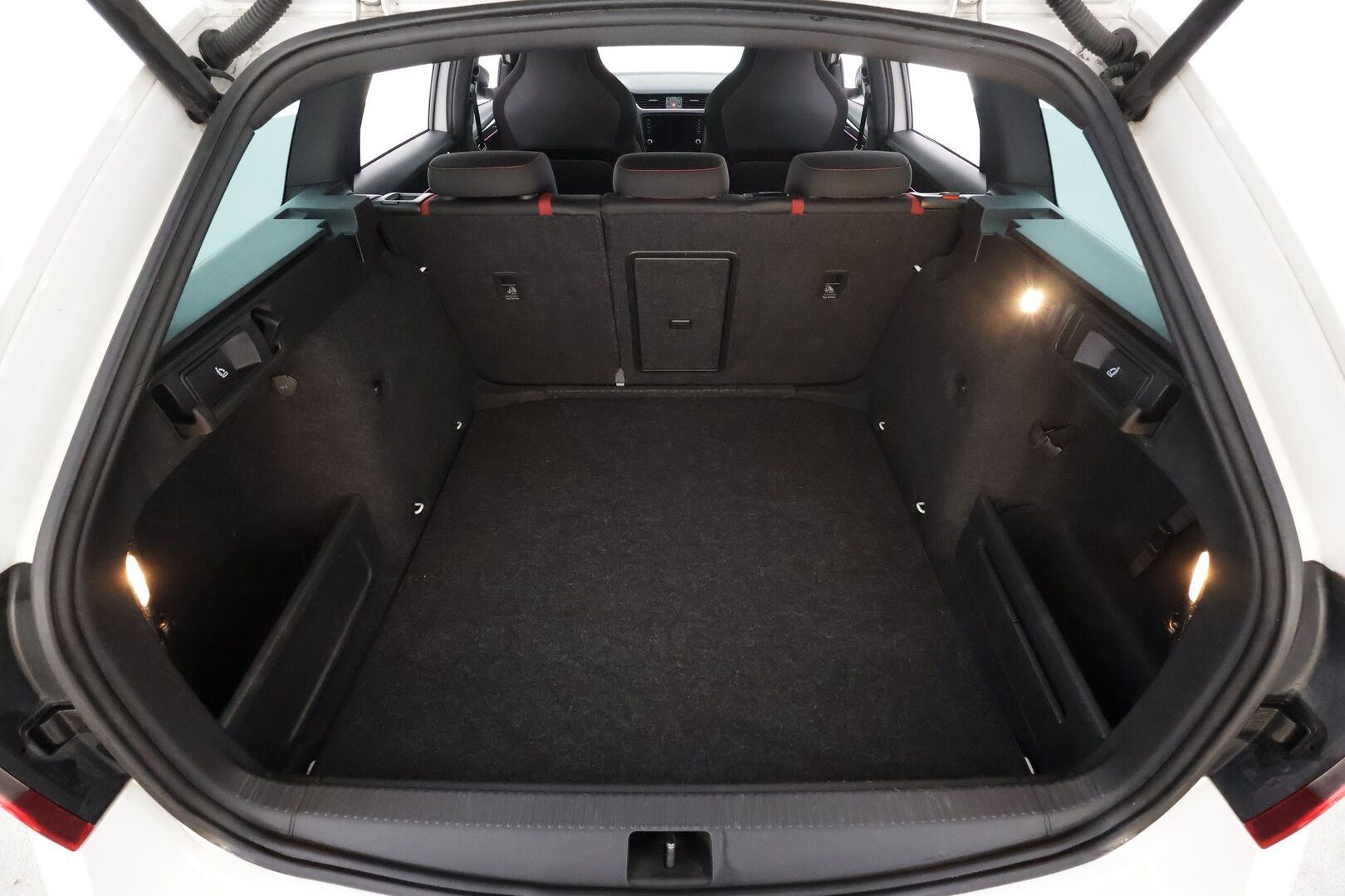 Skoda Octavia 2019 Combi 2,0 TDI 184 RS DSG Autom. * Webasto / Adapt.Vakkari / LED / Sporttipenkit / Peruutuskamera / Kaistavahti / KeyLess - Suomi auto / Merkkihuollettu / Kahdet renkaat