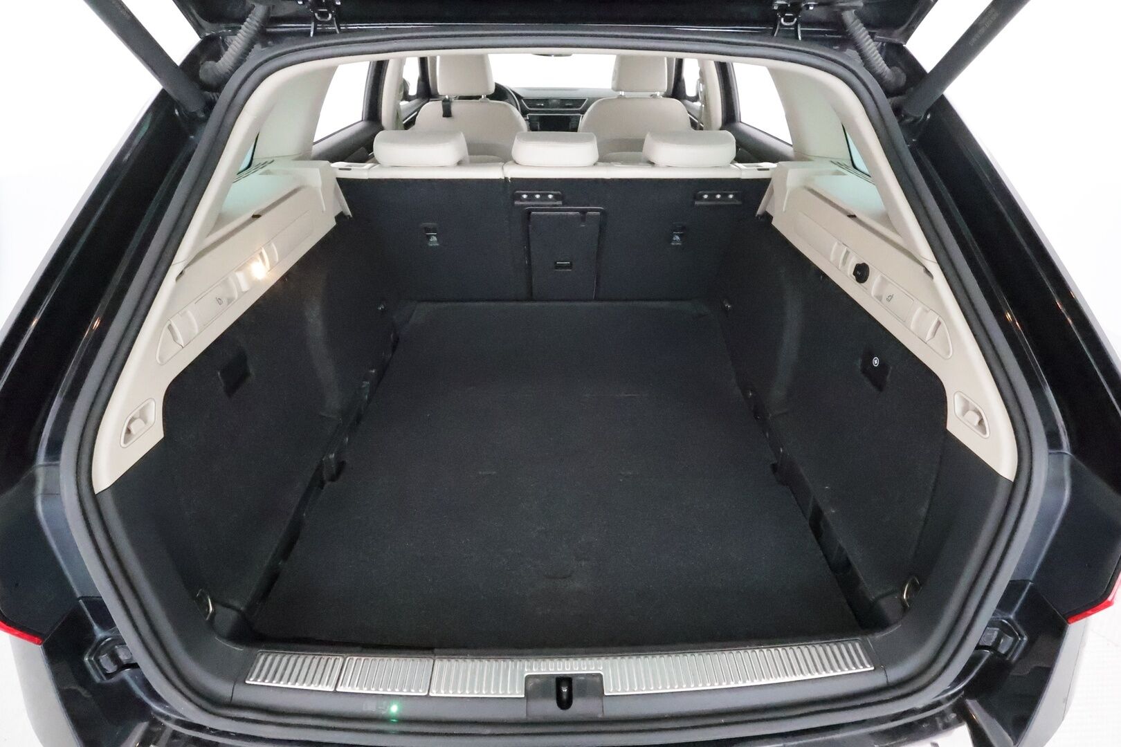 Skoda Superb 2017 Combi 2.0 TDI 190 4x4 L&K DSG **Canton / Webasto / Koukku / Adapt.Vakkari / Xenon / Muistipenkki / Kaistavahti** - Kahdet Renkaat / Merkkihuollettu! / Laurin & Klement / P-Kamera