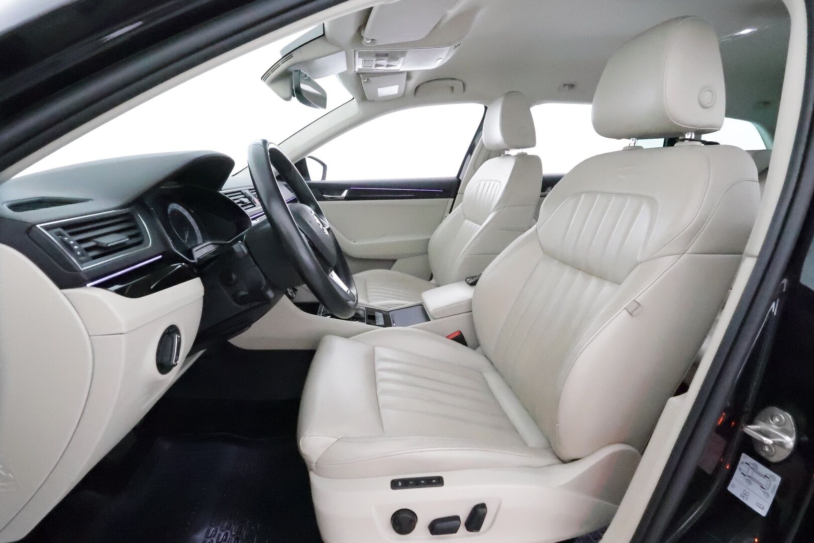 Skoda Superb 2017 Combi 2.0 TDI 190 4x4 L&K DSG **Canton / Webasto / Koukku / Adapt.Vakkari / Xenon / Muistipenkki / Kaistavahti** - Kahdet Renkaat / Merkkihuollettu! / Laurin & Klement / P-Kamera