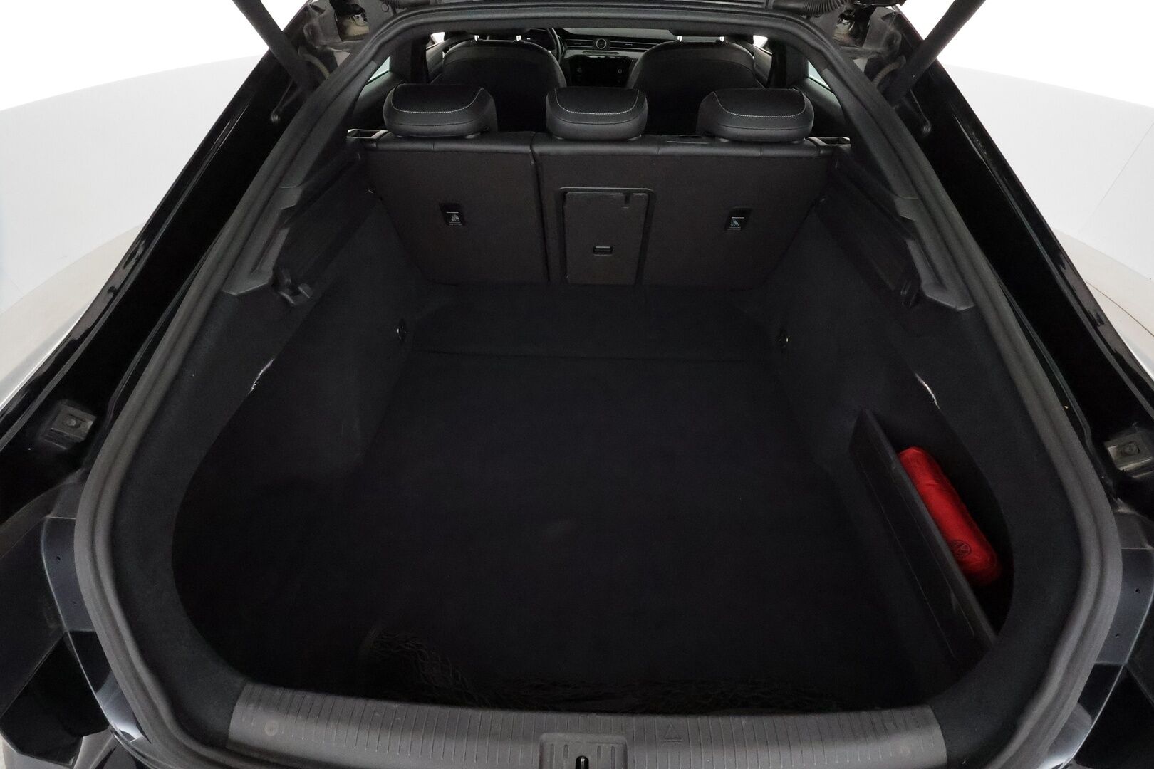 Volkswagen Arteon 2019 R-Line Limited Edition 1,5 TSI EVO 110 kW (150 hv) DSG **Adapt.vakkari / Webasto / P.tutkat / Sporttipenkit / LED** - 1.om Suomi-auto / Kahdet renkaat aluvanteilla / Nahka-Alcantara / digimittaristo / KeylessGo